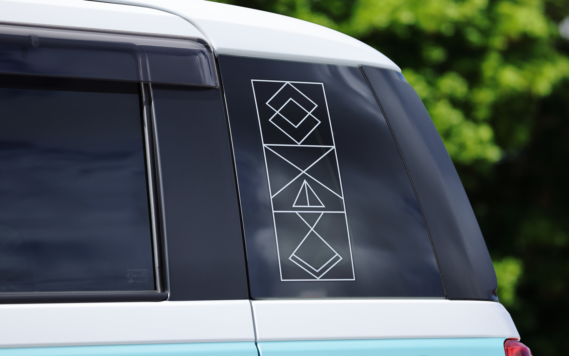 リアクォーターウィンドウストライプ（左右）