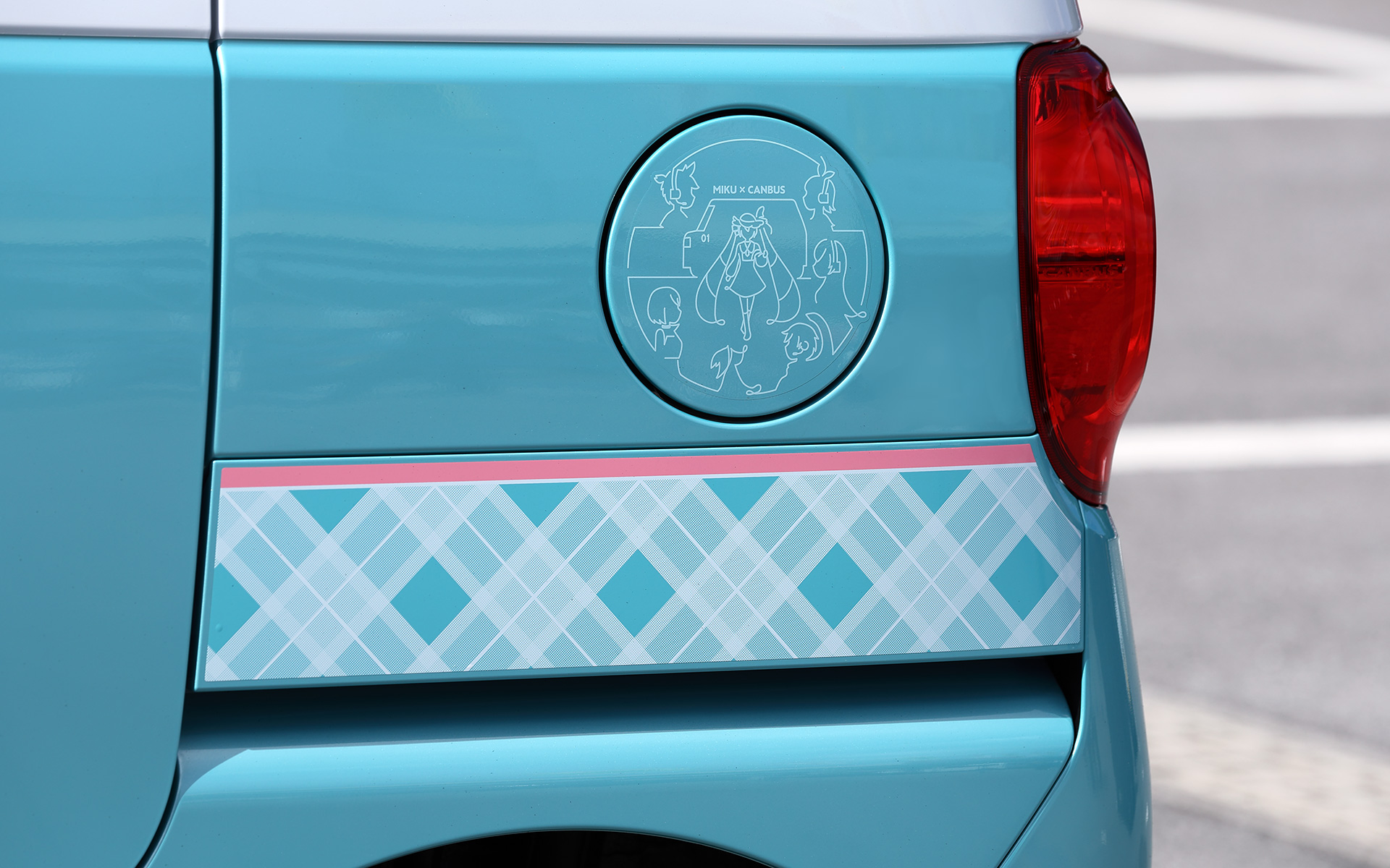 リアフェンダーストライプ（左右）と給油口デカール