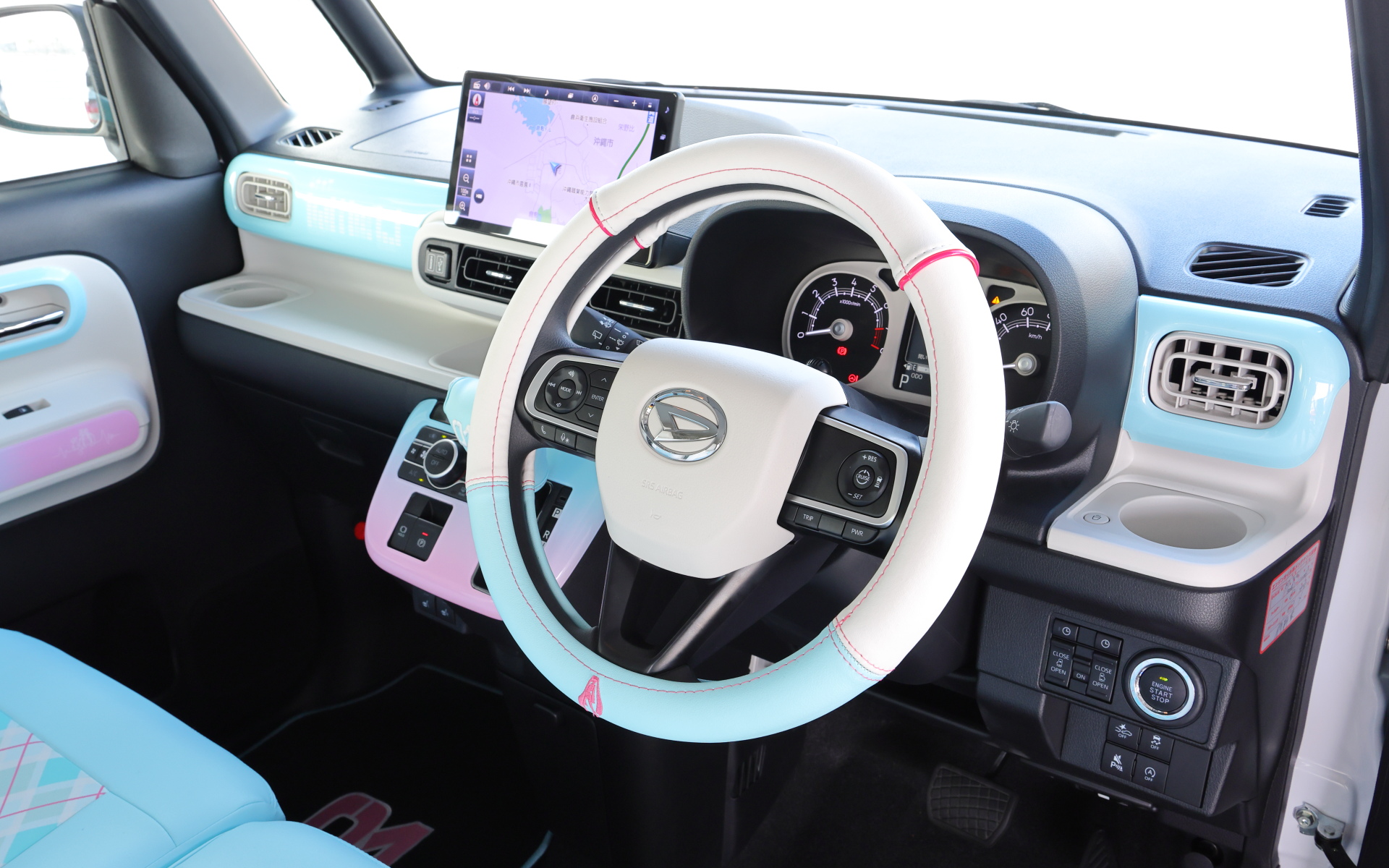 ハンドルカバー、そして10インチナビに対応したインテリアパネルセット、シフトレバーカバー