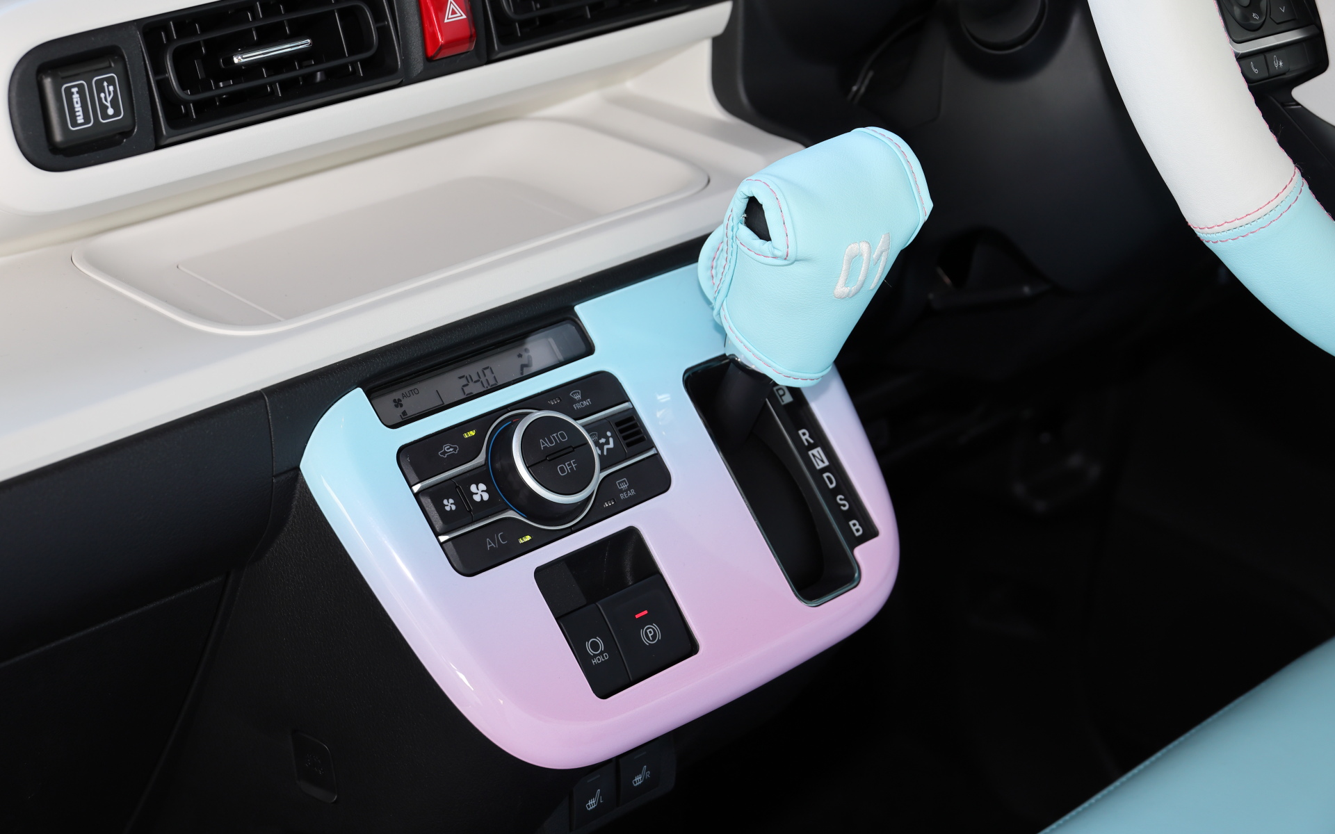 ハンドルカバー、そして10インチナビに対応したインテリアパネルセット、シフトレバーカバー