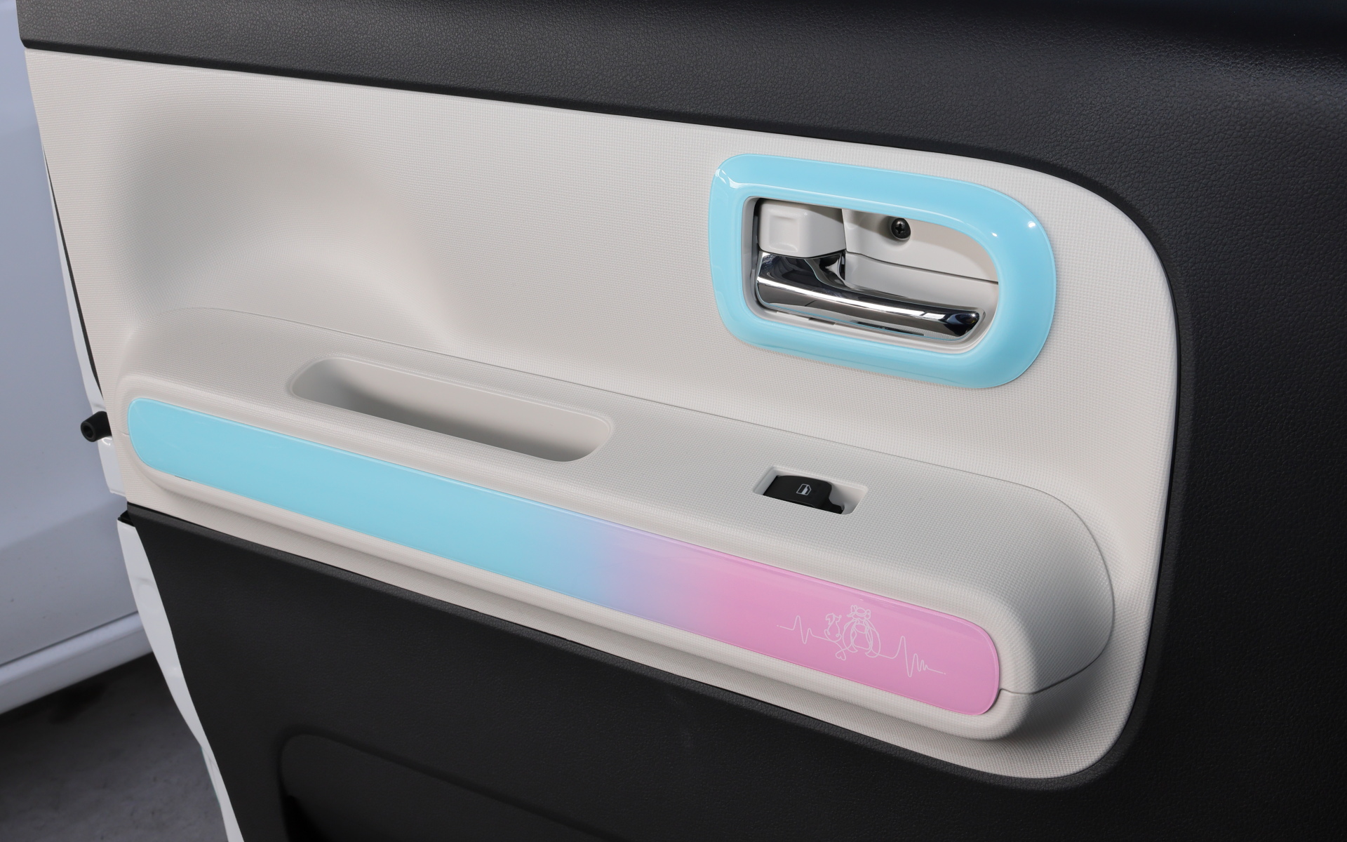 ハンドルカバー、そして10インチナビに対応したインテリアパネルセット、シフトレバーカバー