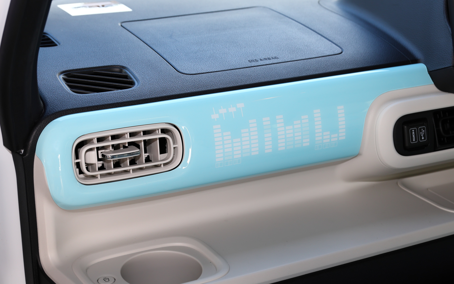 ハンドルカバー、そして10インチナビに対応したインテリアパネルセット、シフトレバーカバー