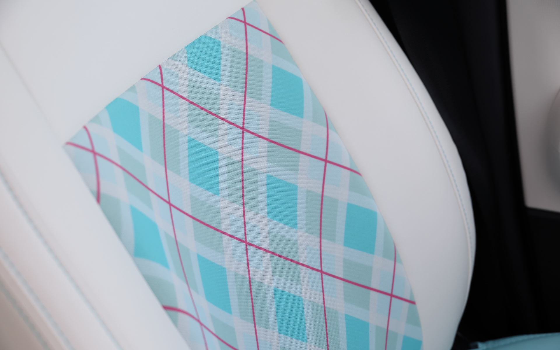 フルシートカバーのチェック柄部分は通気性のよいメッシュ生地