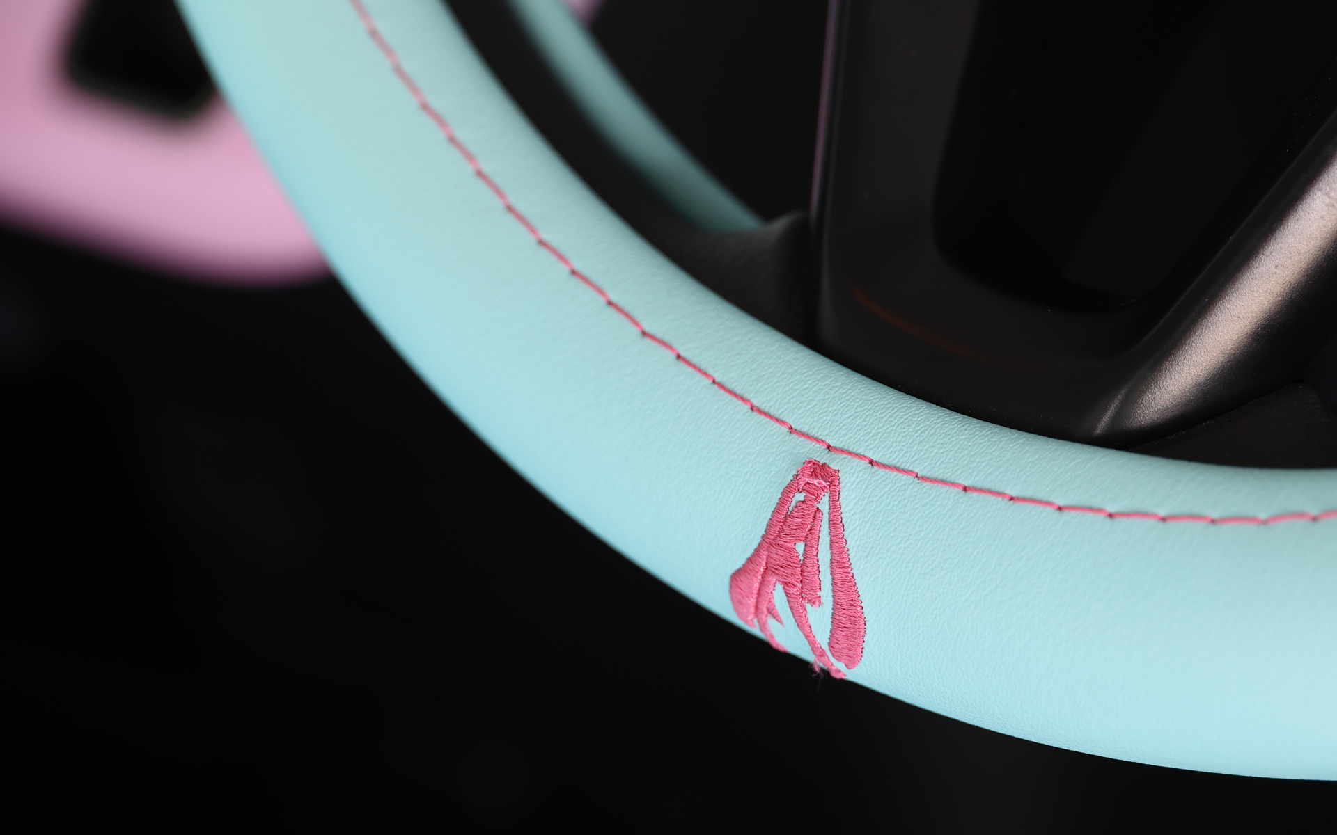 ハンドルカバー、シートカバー、シートベルトパッドに配された刺繍は立体的な凝ったものだ