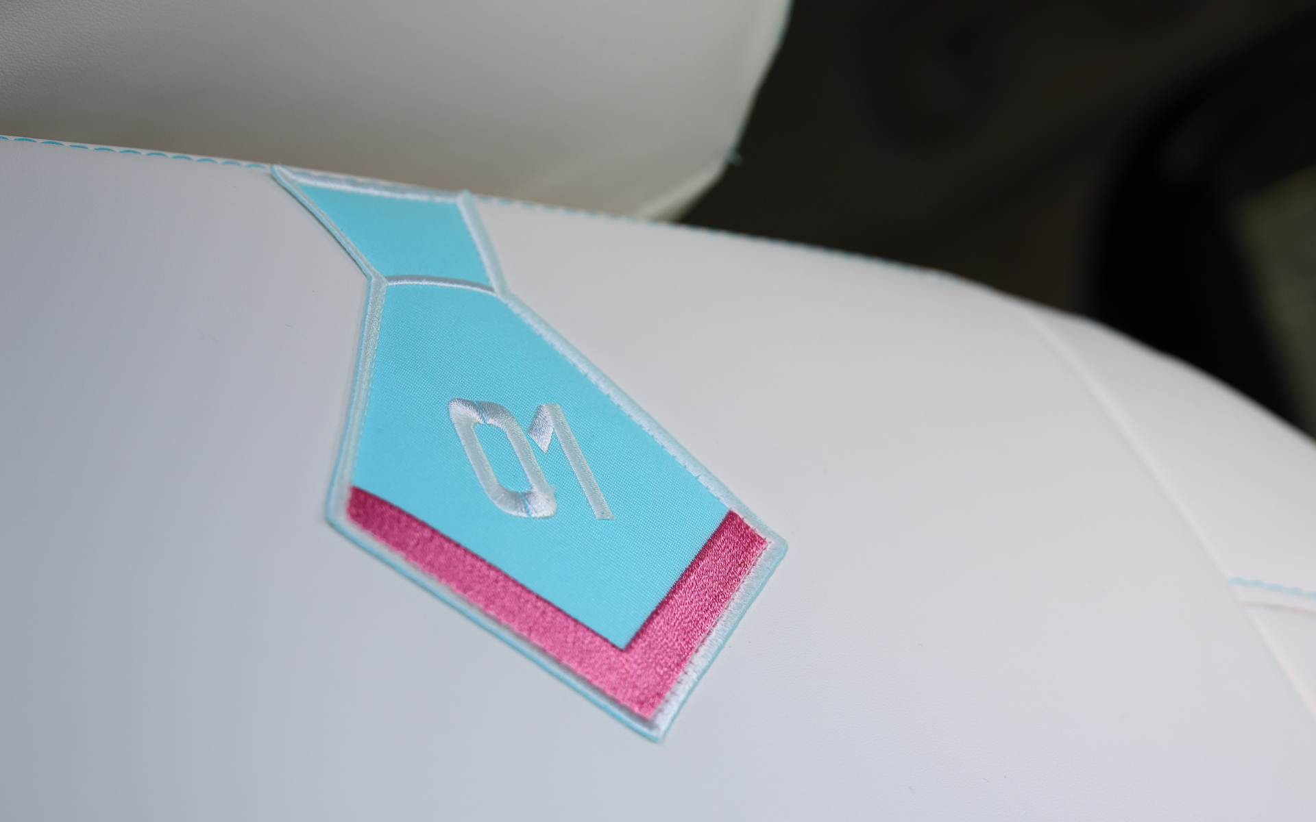 ハンドルカバー、シートカバー、シートベルトパッドに配された刺繍は立体的な凝ったものだ