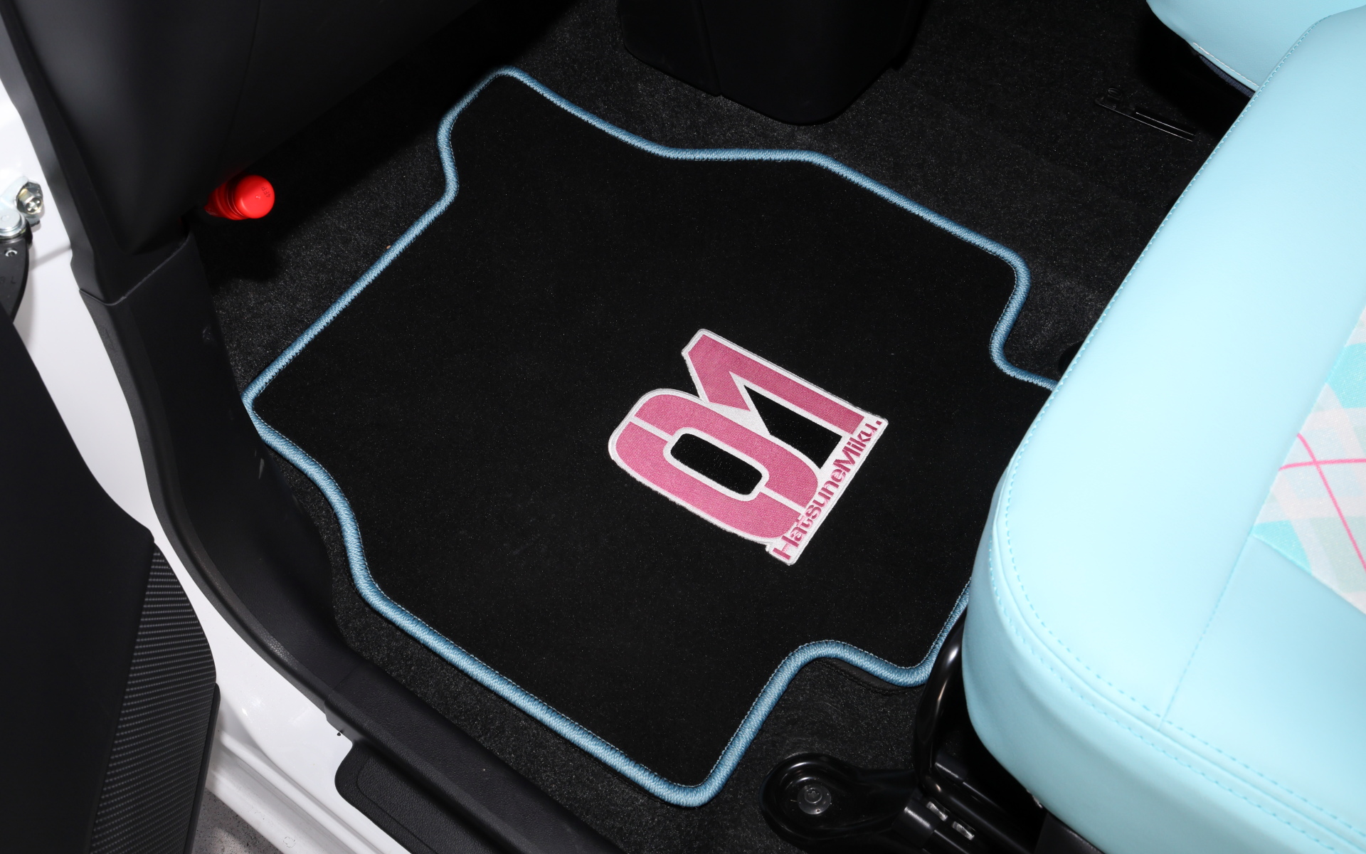 今回沖縄でのイベントに参加した「ミクキャンバス2」には試作のフロアマット（非売品）も装着されていた