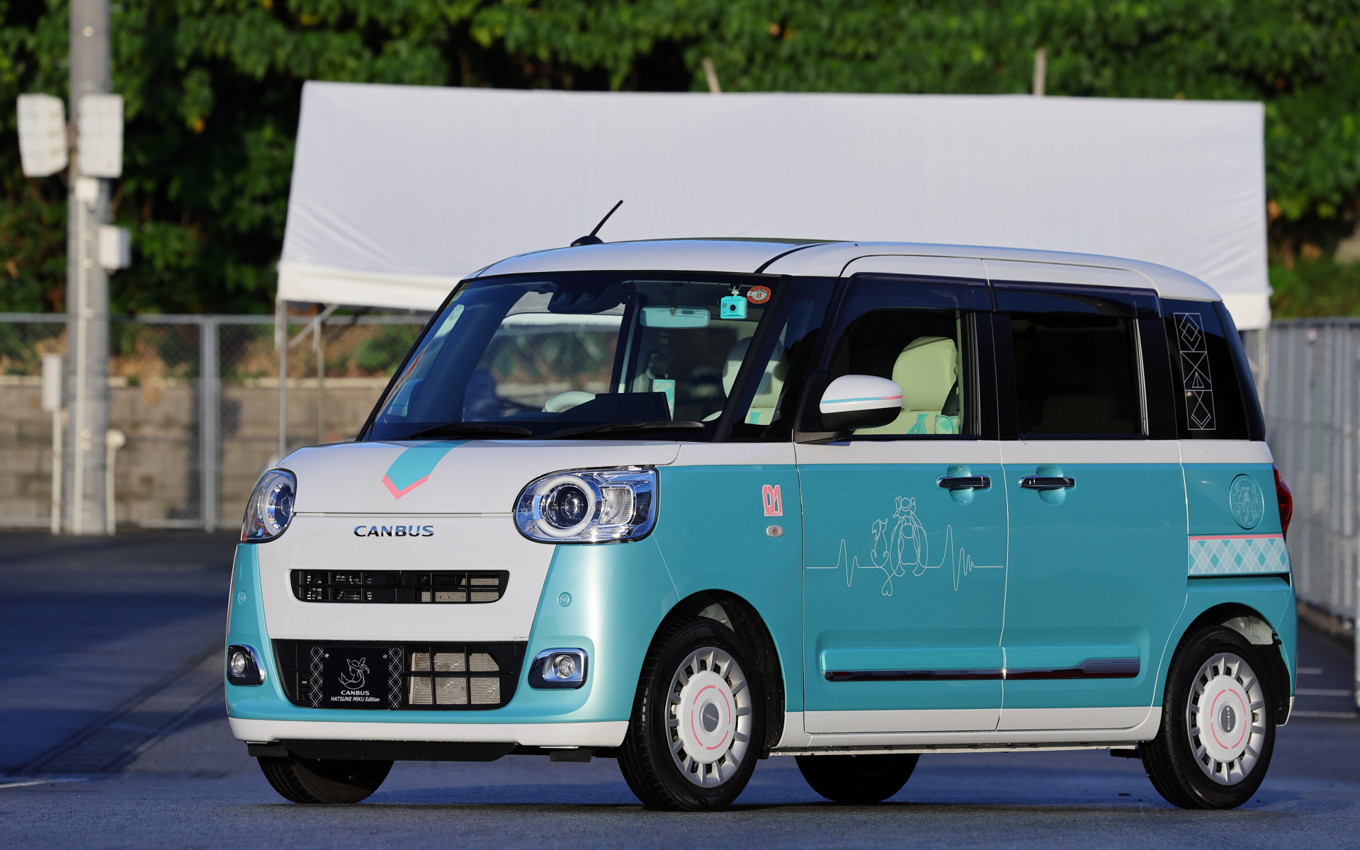 内外装ともに、随所にこだわりを見せながらもシンプルで控えめなデザインの「ムーヴキャンバス 初音ミク エディション」。「このデザインをベースにさらに自分好みの1台に仕上げたいので、あえてスペースを空けてほしい」とのファンからのリクエストもあったそうだ