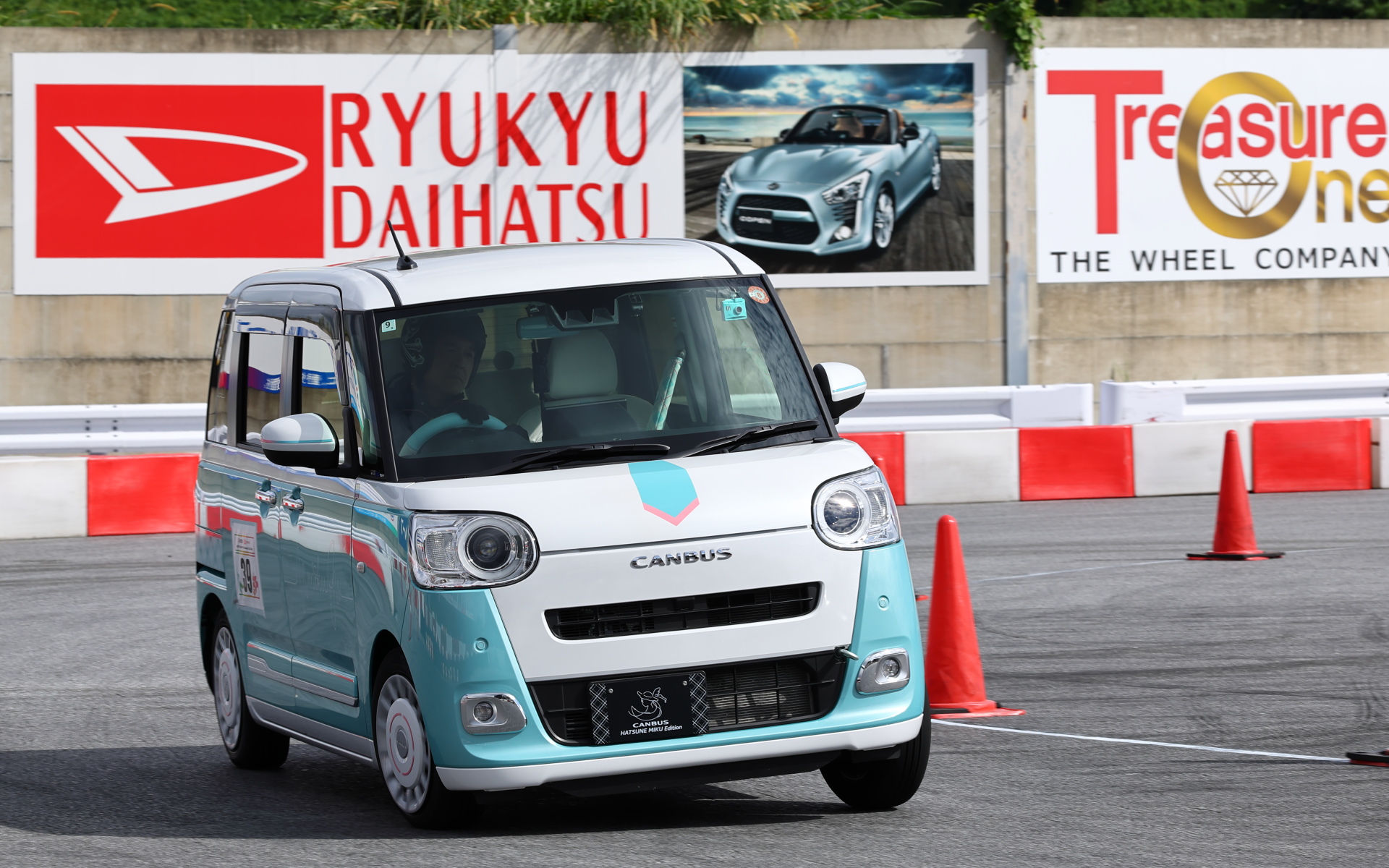 D-SPORT＆DAIHATSU Challenge Cup 2025 沖縄で走行する「ミクキャンバス2」。見た目やピクニックのイメージとはちょっぴり違う元気な走り