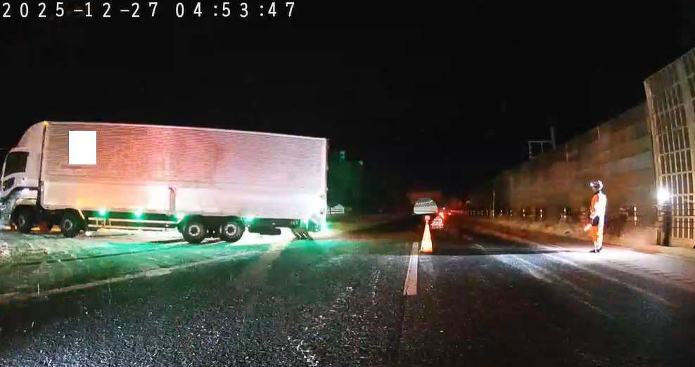 事故現場では車両流出を実施