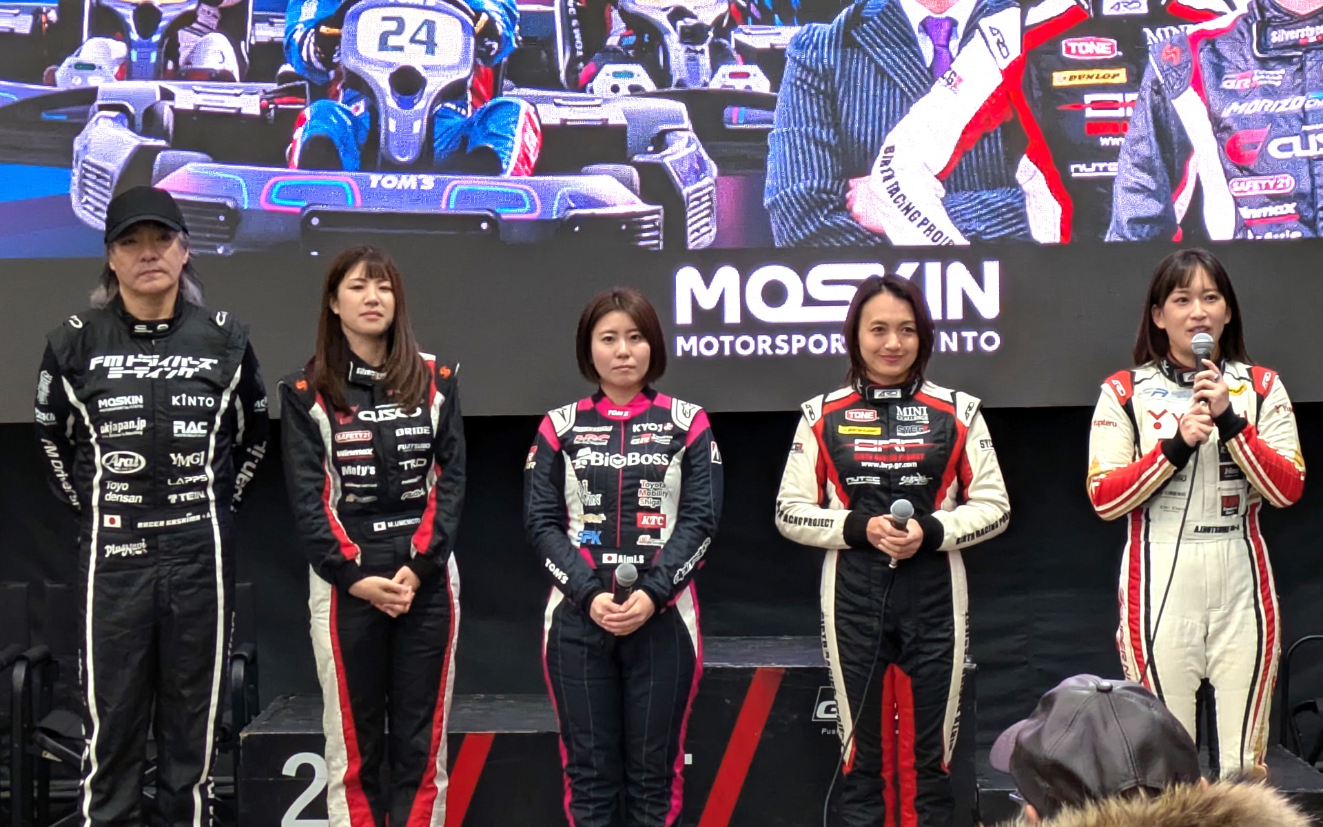 左からレーサー鹿島氏、梅本まどか選手、斎藤愛未選手、いとうりな選手、猪爪杏奈選