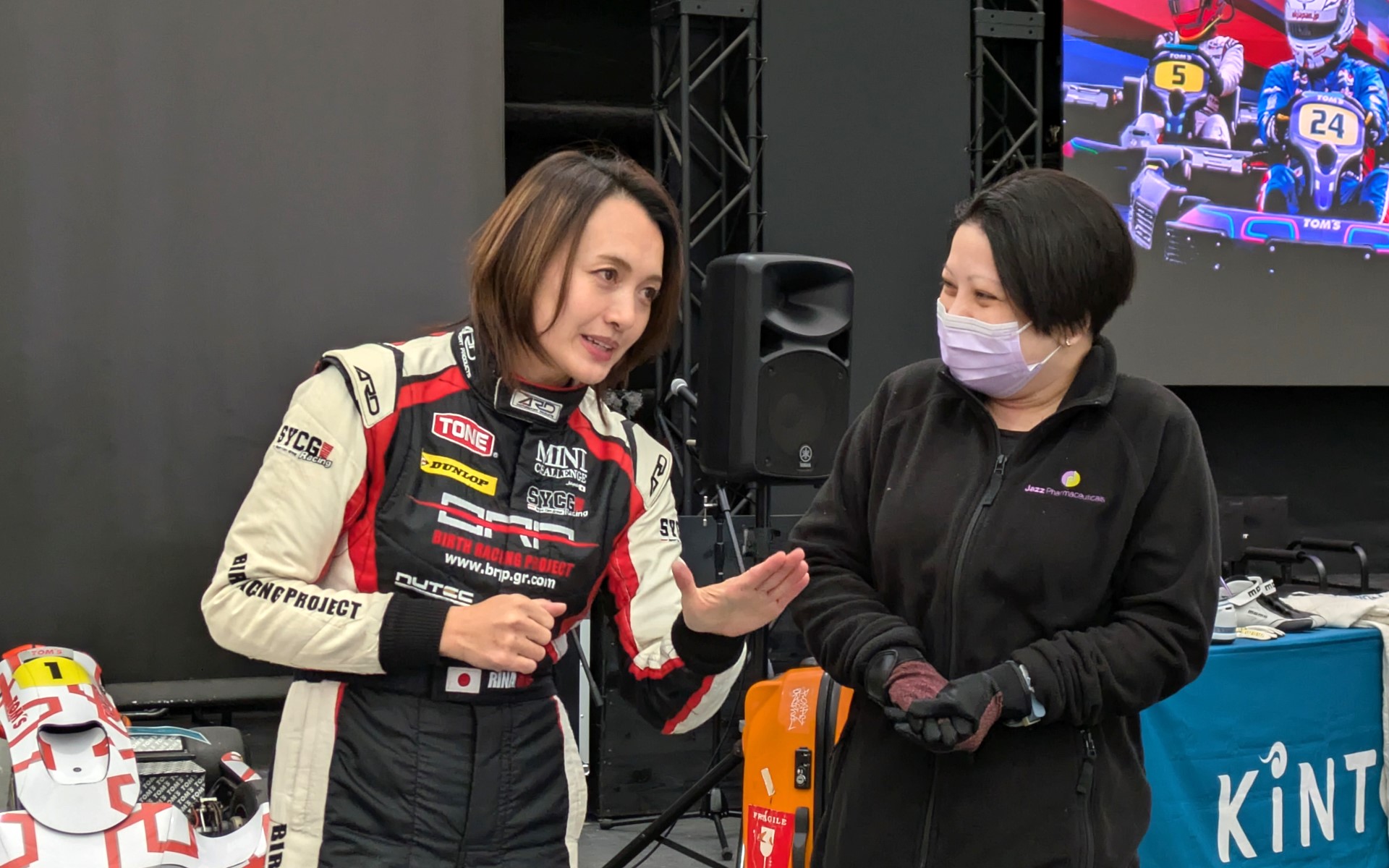 インストラクターのいとうりな選手にアドバイスをもらうワンダさん