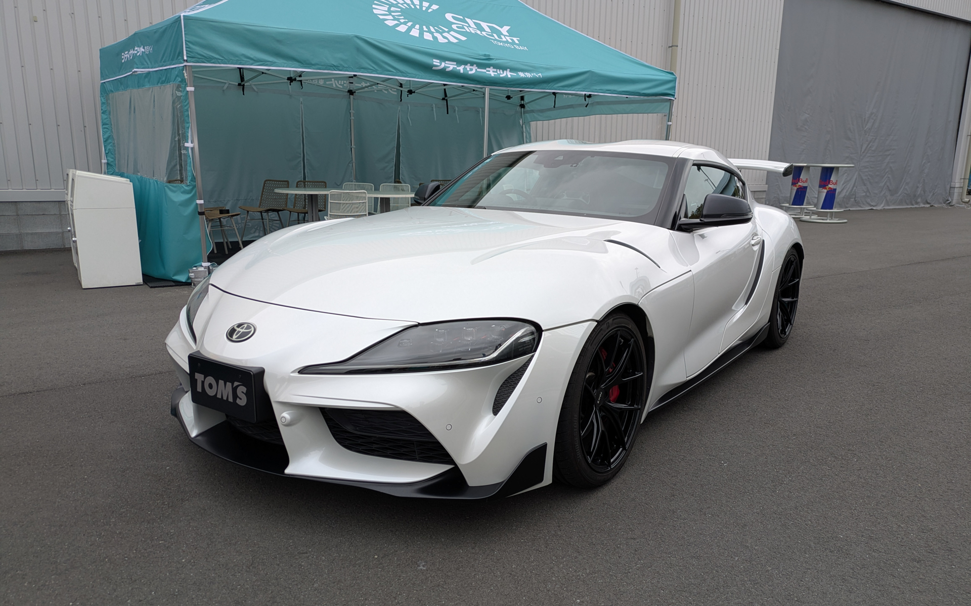 会場に展示されていたモスキンがレンタカーとして用意している「GRスープラ by TOM'S×KINTO」。お台場にあるトムスのショールームでレンタルできる