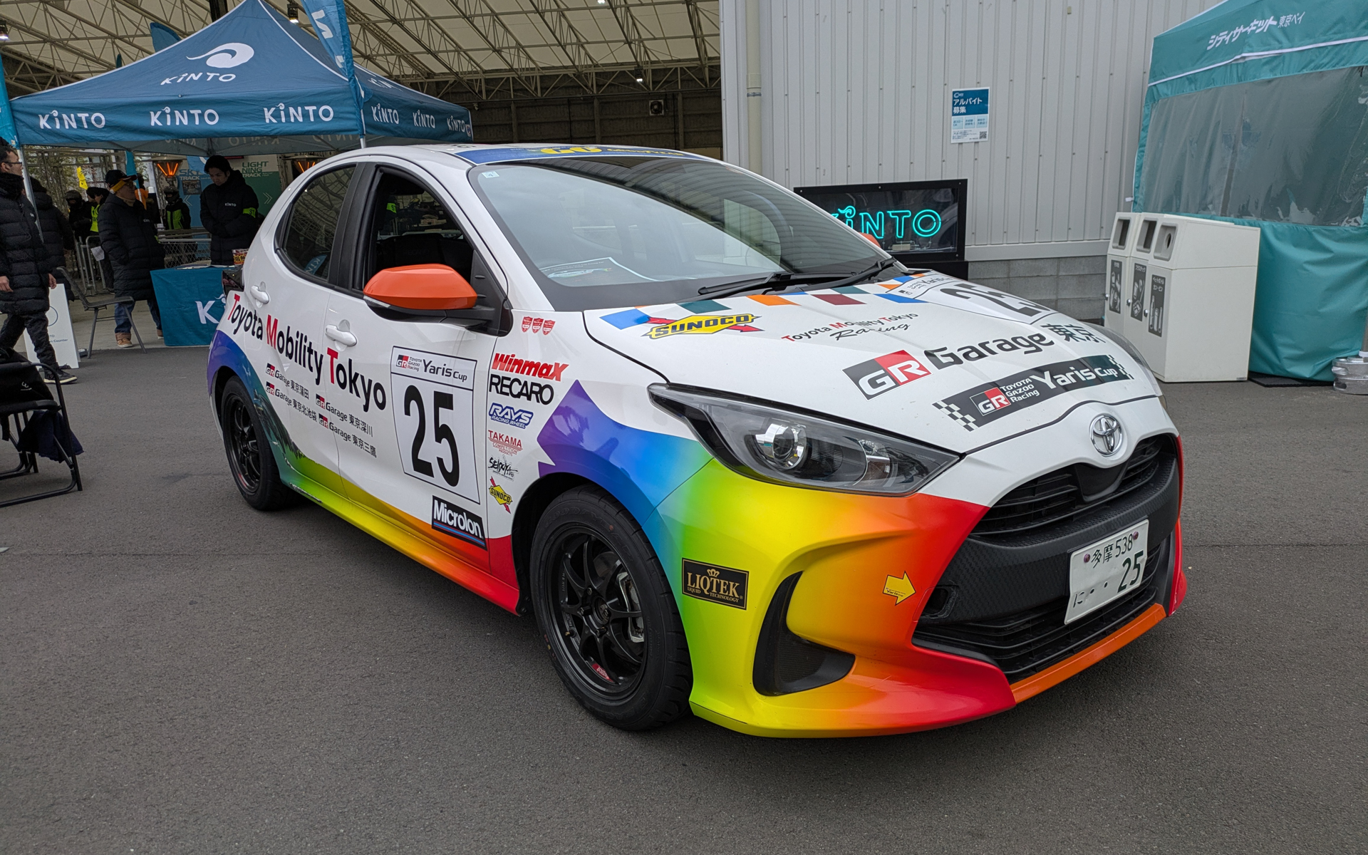 また、ナンバー付きのヤリスで走るワンメイクレース「TGRヤリスカップ」のレースカーも展示され、自由に乗り込むことも可能で、モータースポーツに興味のある参加者はじっくりと見学していた。展示車両はトヨタモビリティ東京の社員が実際にヤリスカップに参戦しているマシンとのこと