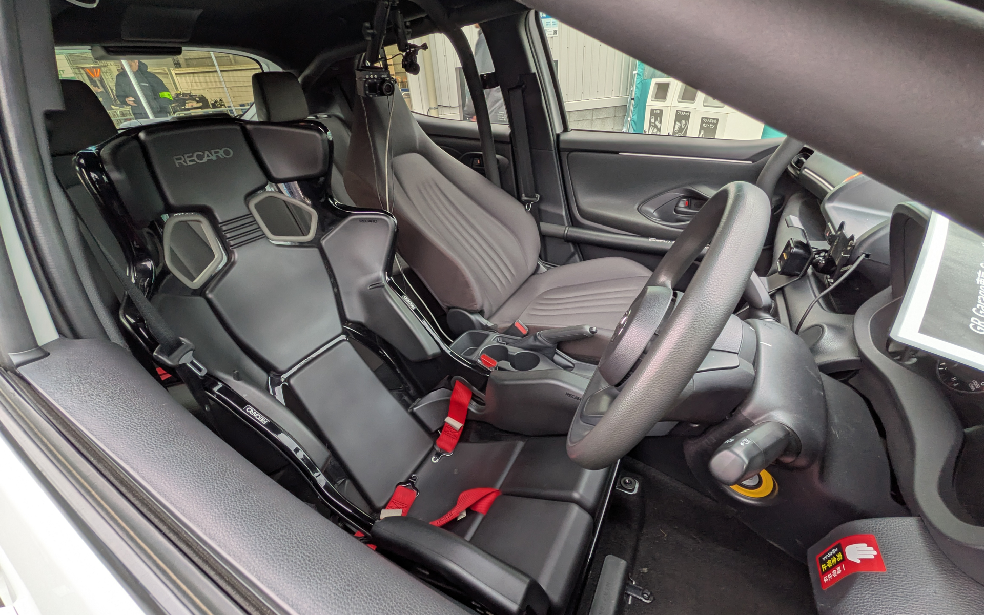 また、ナンバー付きのヤリスで走るワンメイクレース「TGRヤリスカップ」のレースカーも展示され、自由に乗り込むことも可能で、モータースポーツに興味のある参加者はじっくりと見学していた。展示車両はトヨタモビリティ東京の社員が実際にヤリスカップに参戦しているマシンとのこと