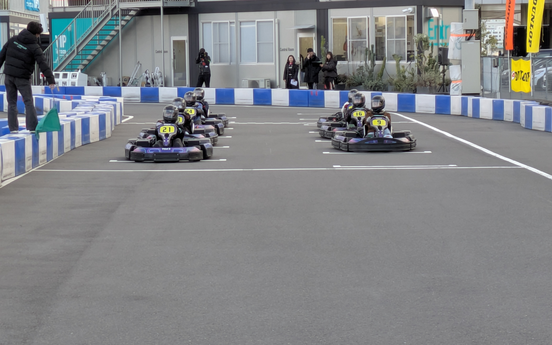 実際のレースと同じグリッドスタートを実施