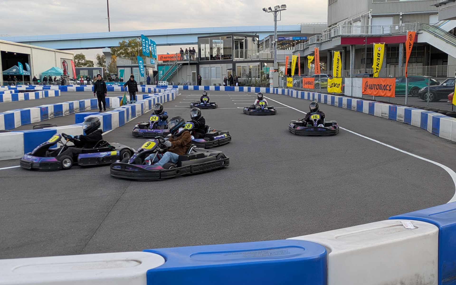 各車いっせいにトップを狙う緊張の1コーナーも体験