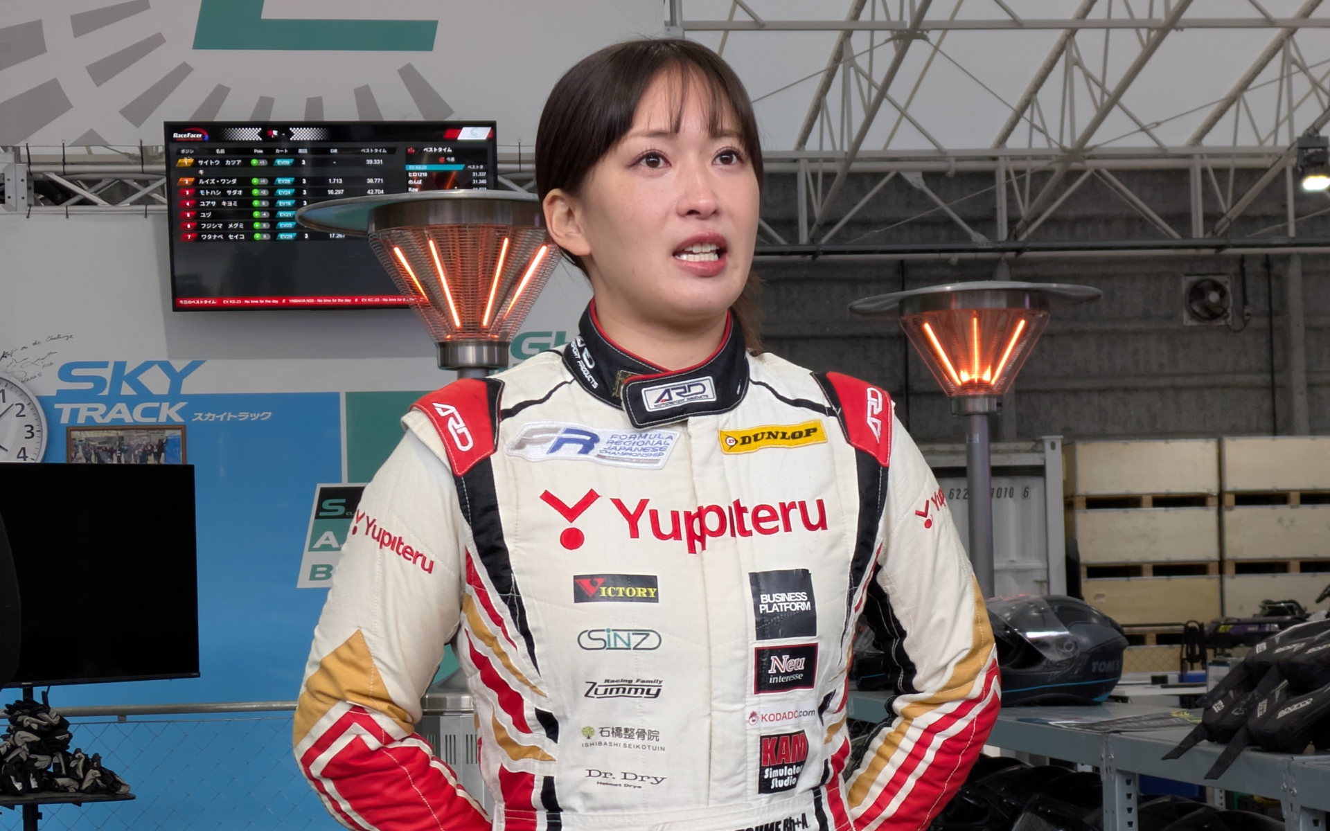 猪爪杏奈選手が事前レクチャーを実施。全員カート経験者のためライン取りや荷重移動など実践的な内容が多かった