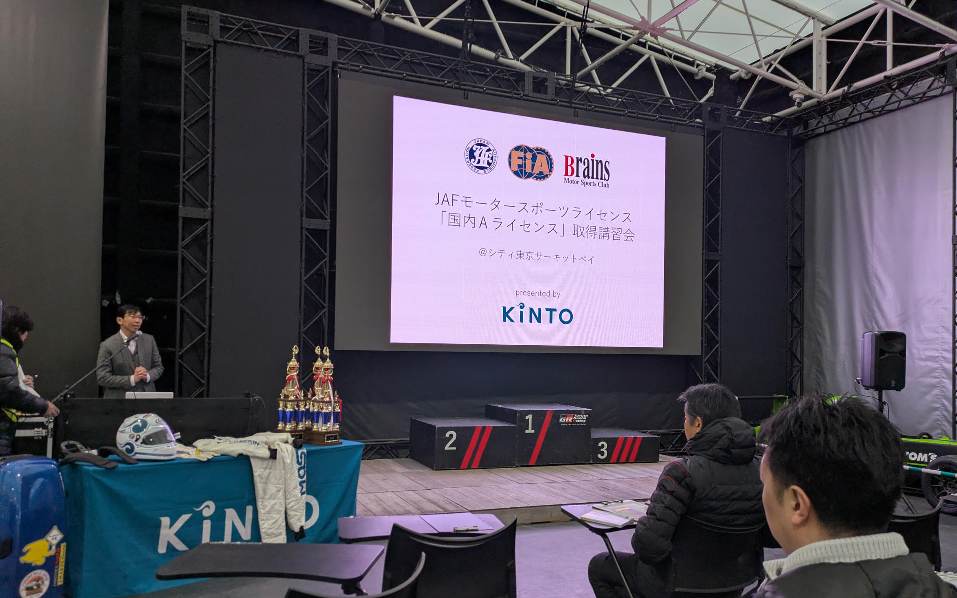 Aライセンスコースは、走行枠の合間に座学を実施。マツダのメディア対抗ロードスター耐久レース（通称メデ耐）の運営でもお馴染みのブレインズモータースポーツクラブ（B-Sports）の三城伸之氏が講師を務めた