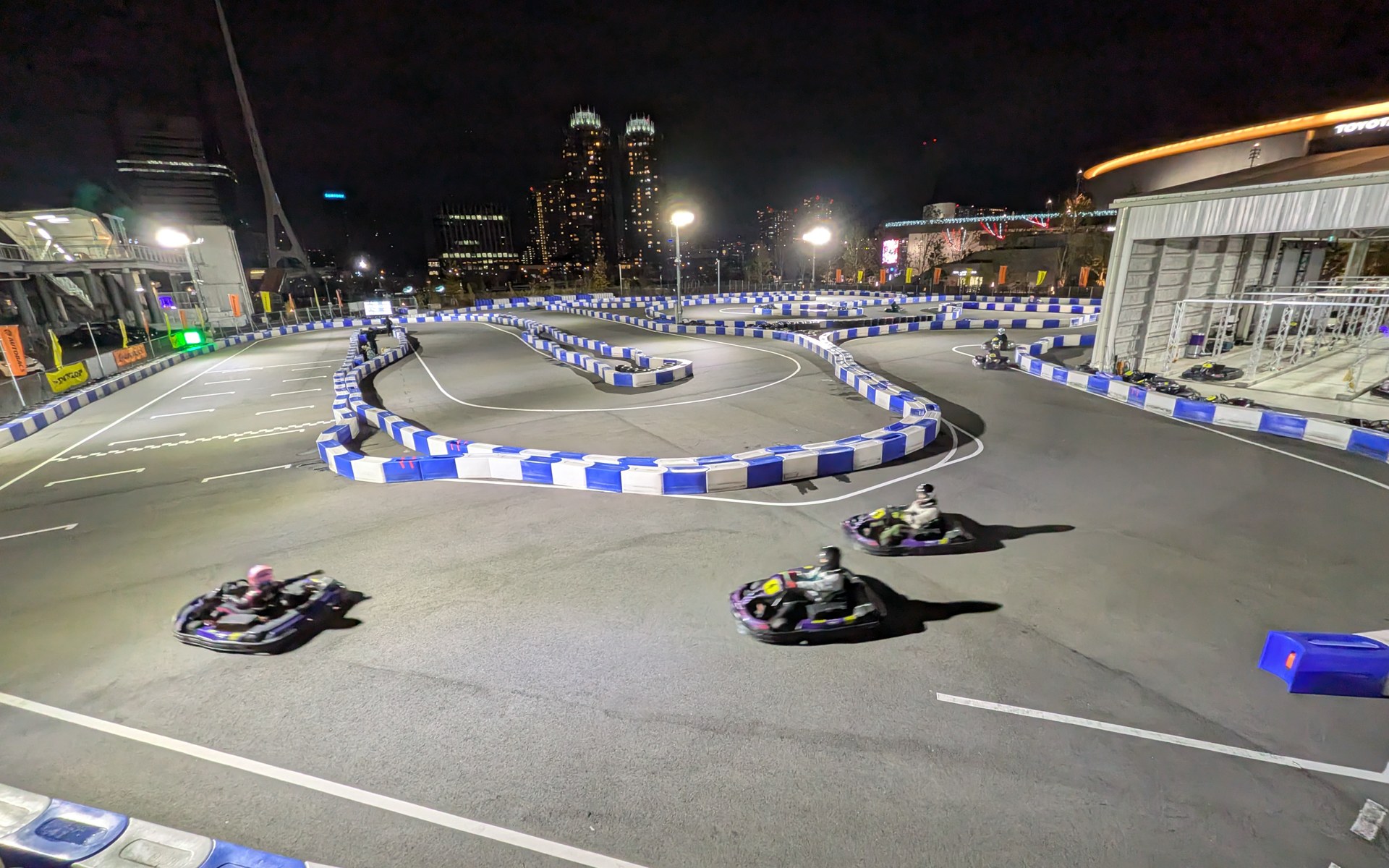 中級コースの模擬レースは完全に日が暮れてナイトレースとなったが、これも新鮮な体験だった。またEVカートは当然エンジンサウンドがなく、コース上には「ギュッ！ ギュギュッ！」とタイヤのグリップ音だけが響く