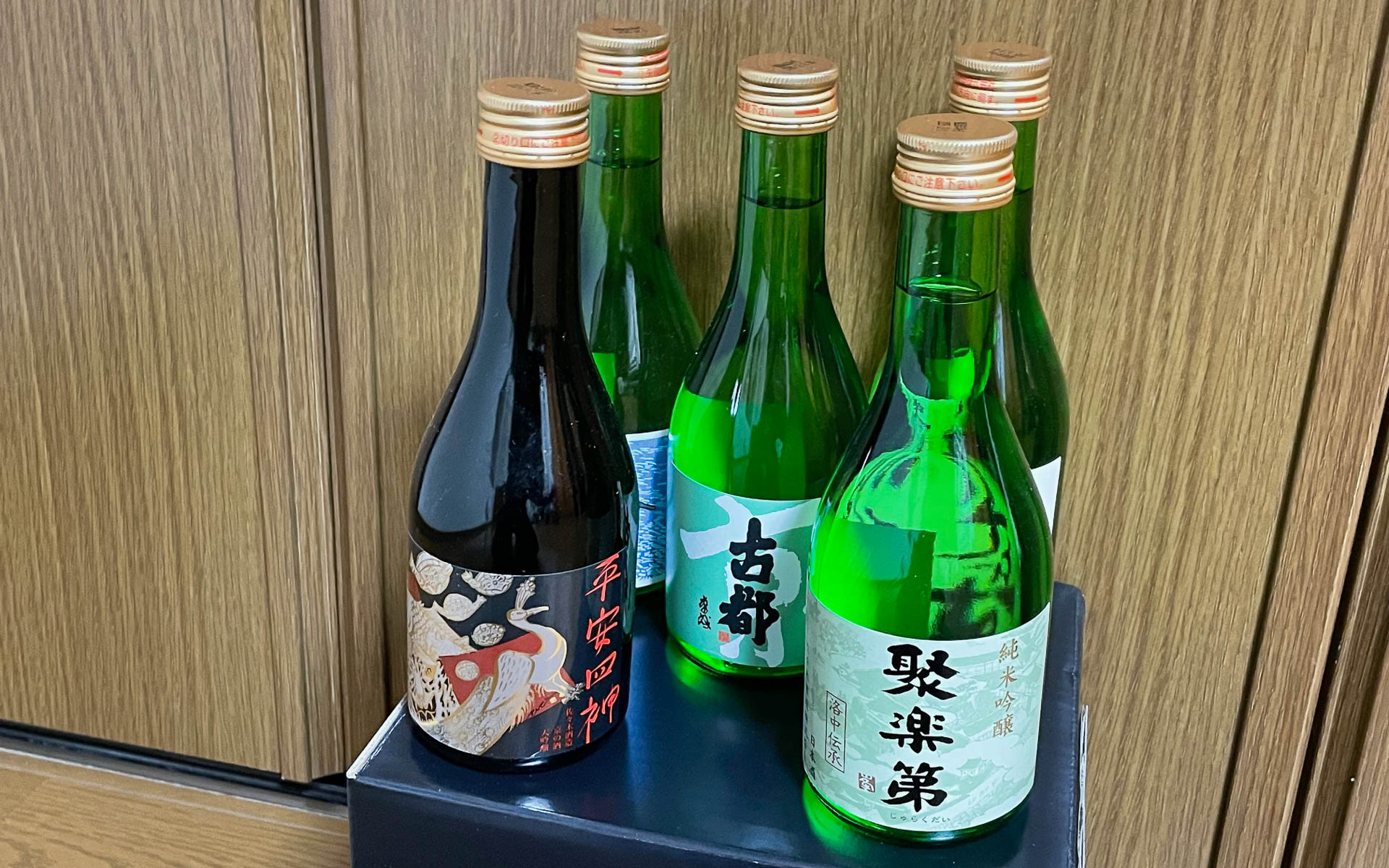 たまったポイントで交換した日本酒セット。京都の佐々木酒造から「平安四神レッド」「美しい鴨川」「まるたけえびす」「古都」「聚楽第」の5本。お正月の楽しみ