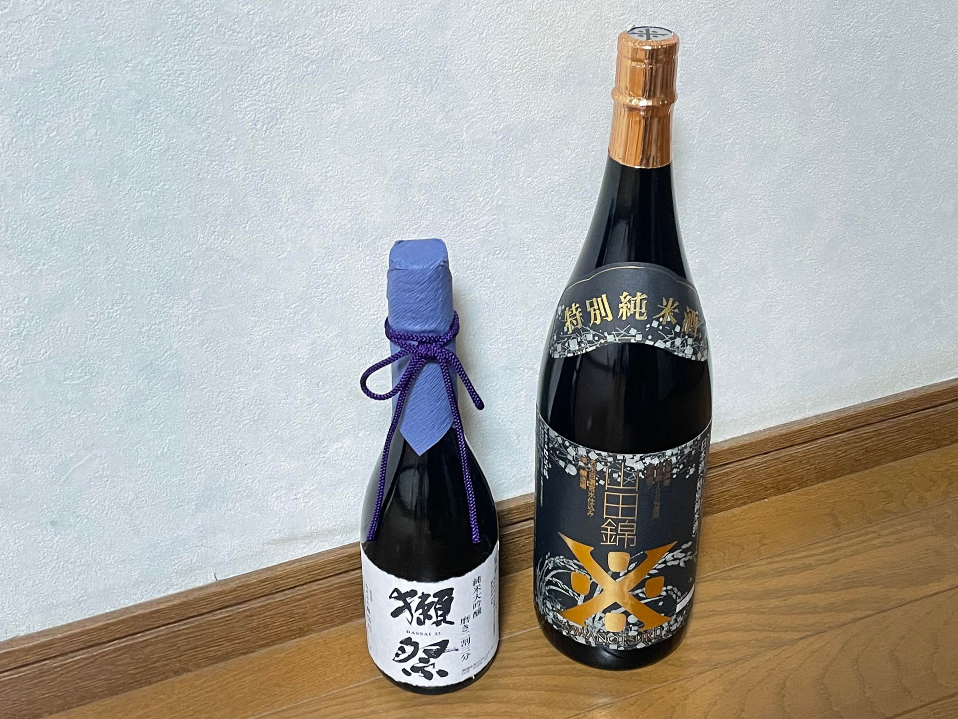 ラリージャパンのお祝いに頂いた日本酒2本。獺祭は圭ちゃんから。隣の大きいのは「沢の鶴」で見たこともないお酒で親戚から頂いた貴重品。もったいなくて飲めません。いつ踏ん切りが付くのやら