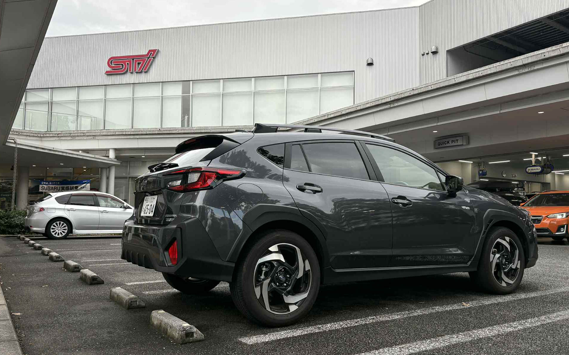 フレキシブルドロースティフナー リアの取り付けに協力してくださったのは、同じ敷地内にSTIの本社もある東京スバル三鷹店