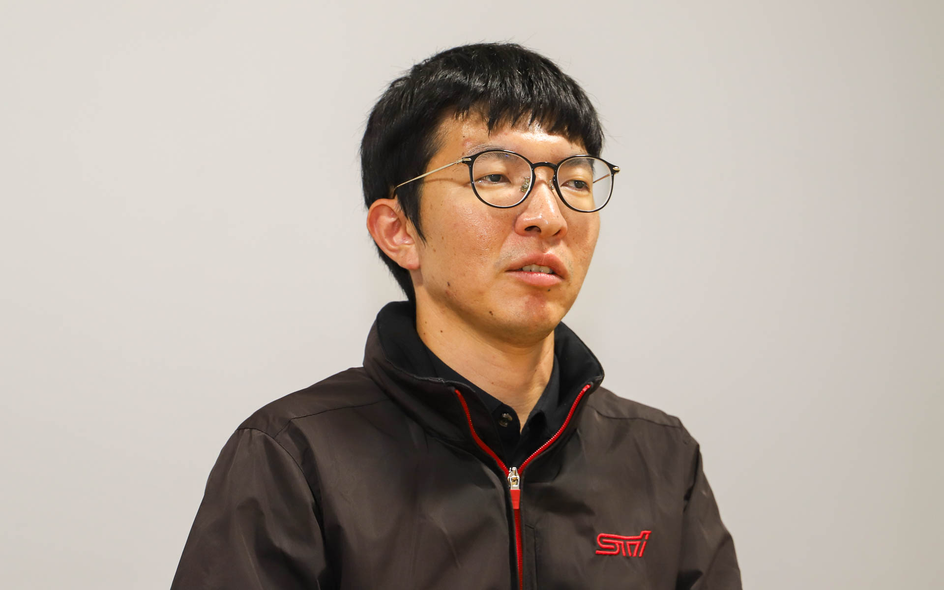 STI 車両実験部 車両実験グループの柏井健太郎さん。フレキシブルパーツのことを含め、STIパーツについて根掘り葉掘り聞いたあと、取り付けにも同席してもらってあれやこれや説明してもらった。ちなみに、フレキシブルドロースティフナー リアが初登場したのは現行レヴォーグで、そこから各車に展開。ということもあってか、数的にはレヴォーグの装着率が一番多いのだという