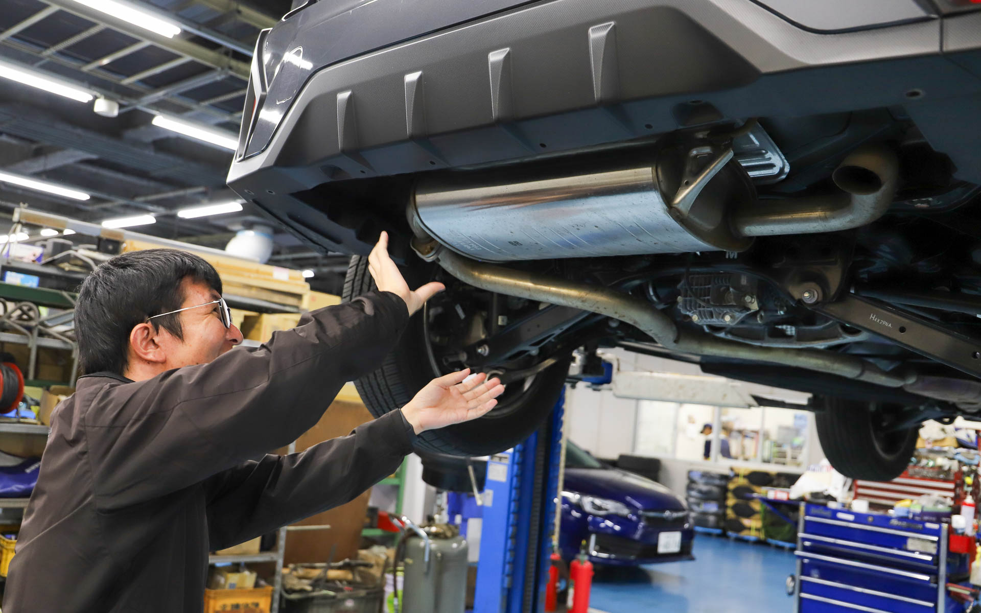 STI 車両実験部 車両実験グループの柏井健太郎さん。フレキシブルパーツのことを含め、STIパーツについて根掘り葉掘り聞いたあと、取り付けにも同席してもらってあれやこれや説明してもらった。ちなみに、フレキシブルドロースティフナー リアが初登場したのは現行レヴォーグで、そこから各車に展開。ということもあってか、数的にはレヴォーグの装着率が一番多いのだという