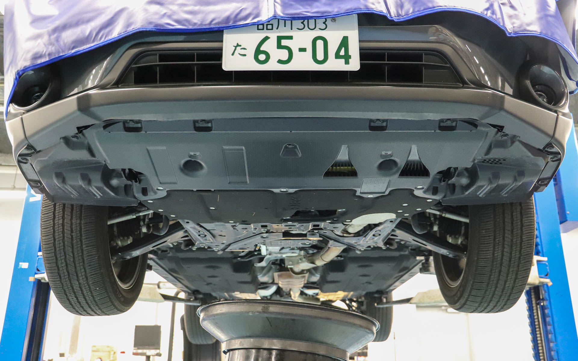 クロストレック S:HEVのアンダーカバーは空力を強く意識した形状になっており、整流効果を高めるフィンや、NACAダクトタイプの冷却孔を備えた上で、下面がしっかりとふさがれている