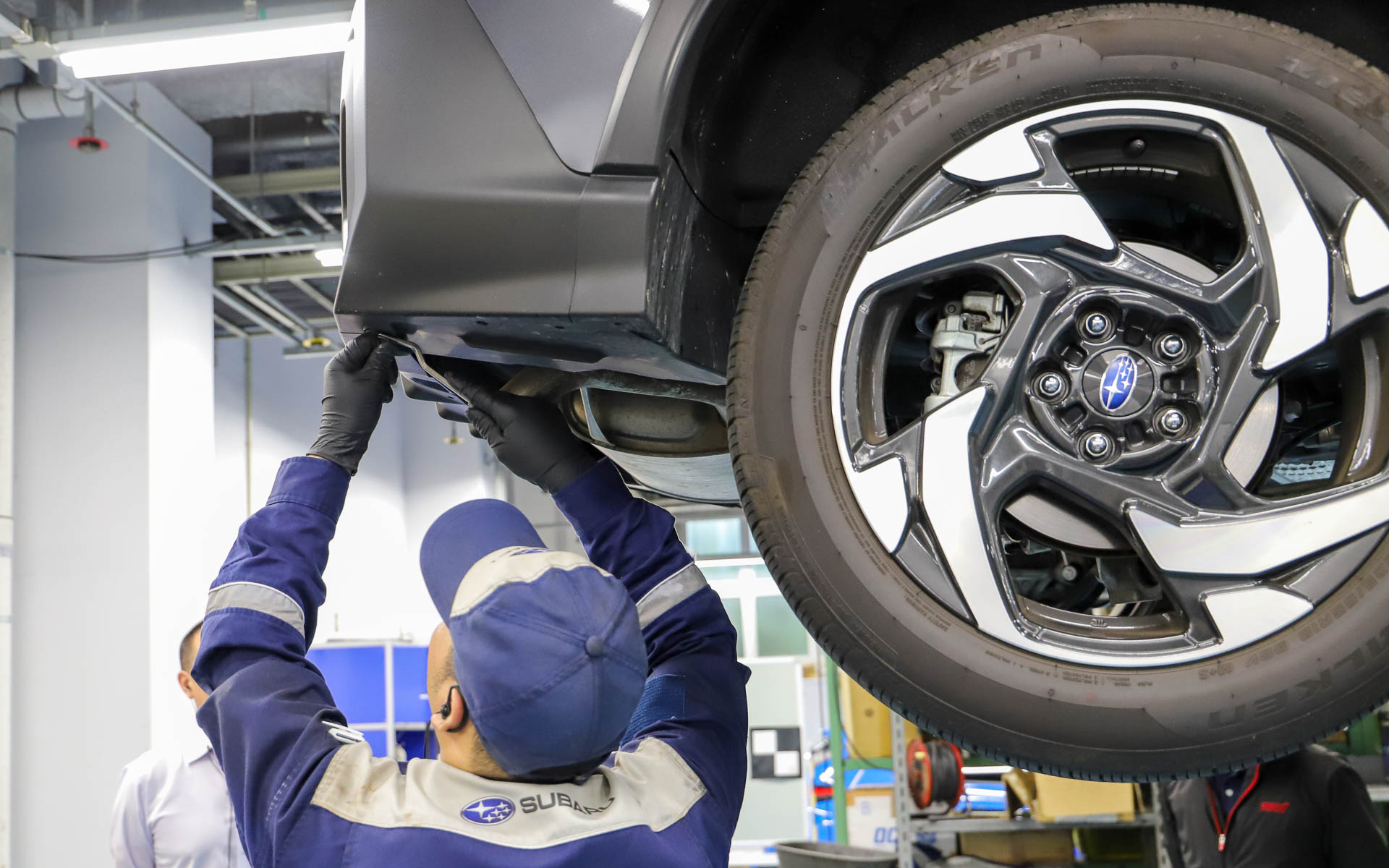 フレキシブルドロースティフナー リアの取り付けは、まず①リアコンビの裏プレートを外す。②バンパーのグロメットを外す。③バンパーが外れたらスティフナーを取り付けるという手順