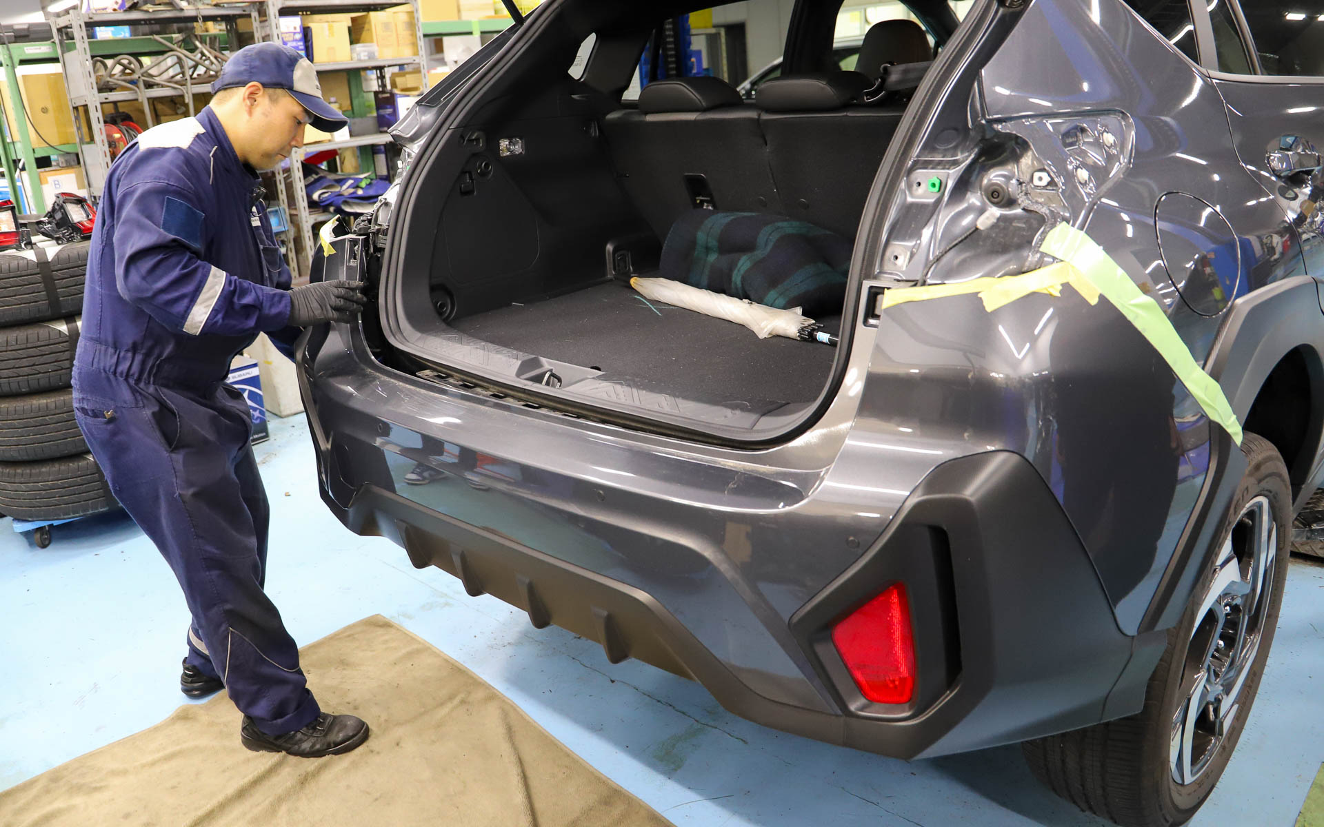 フレキシブルドロースティフナー リアの取り付けは、まず①リアコンビの裏プレートを外す。②バンパーのグロメットを外す。③バンパーが外れたらスティフナーを取り付けるという手順