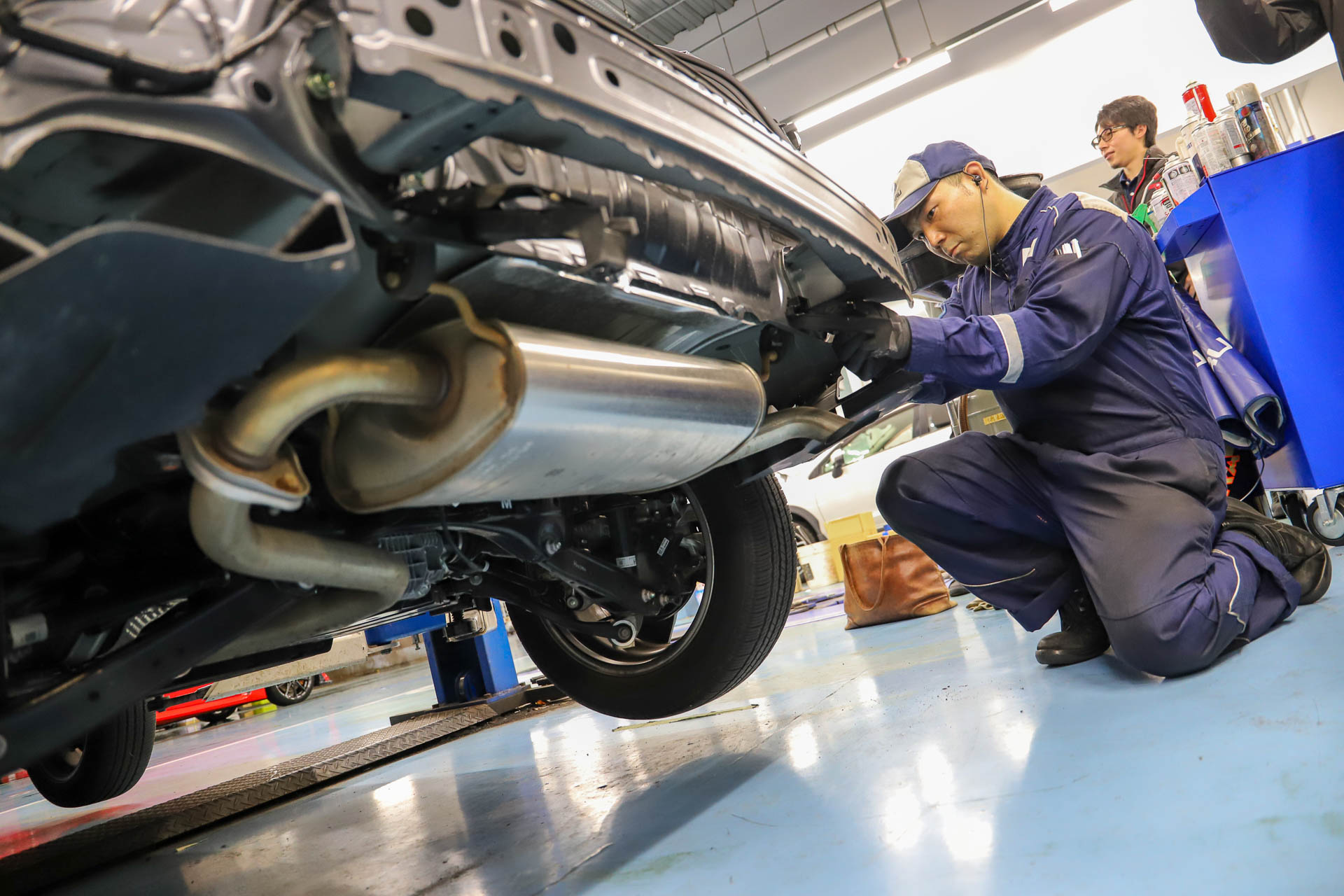 フレキシブルドロースティフナー リアの取り付けは、まず①リアコンビの裏プレートを外す。②バンパーのグロメットを外す。③バンパーが外れたらスティフナーを取り付けるという手順