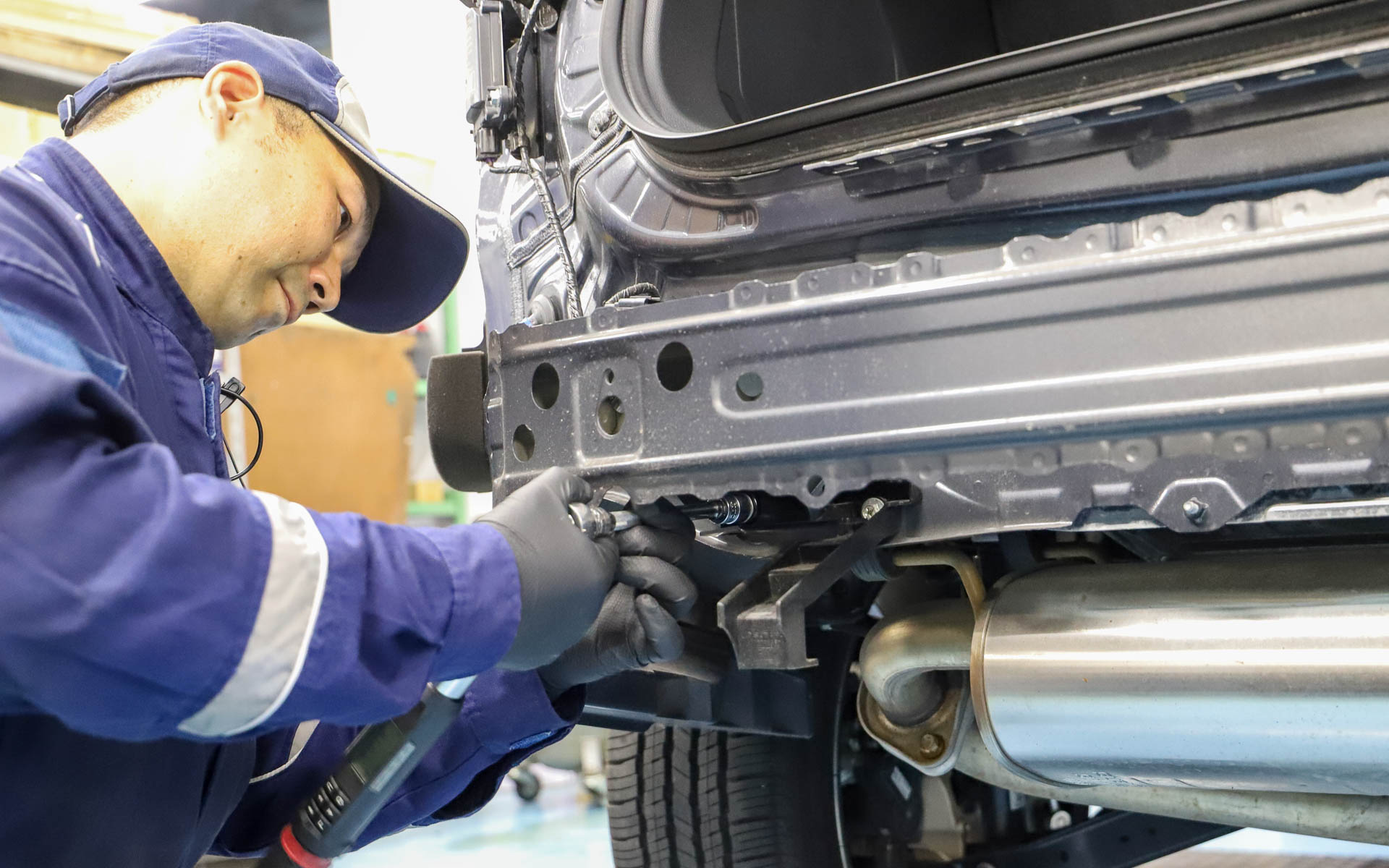 フレキシブルドロースティフナー リアの取り付けは、まず①リアコンビの裏プレートを外す。②バンパーのグロメットを外す。③バンパーが外れたらスティフナーを取り付けるという手順