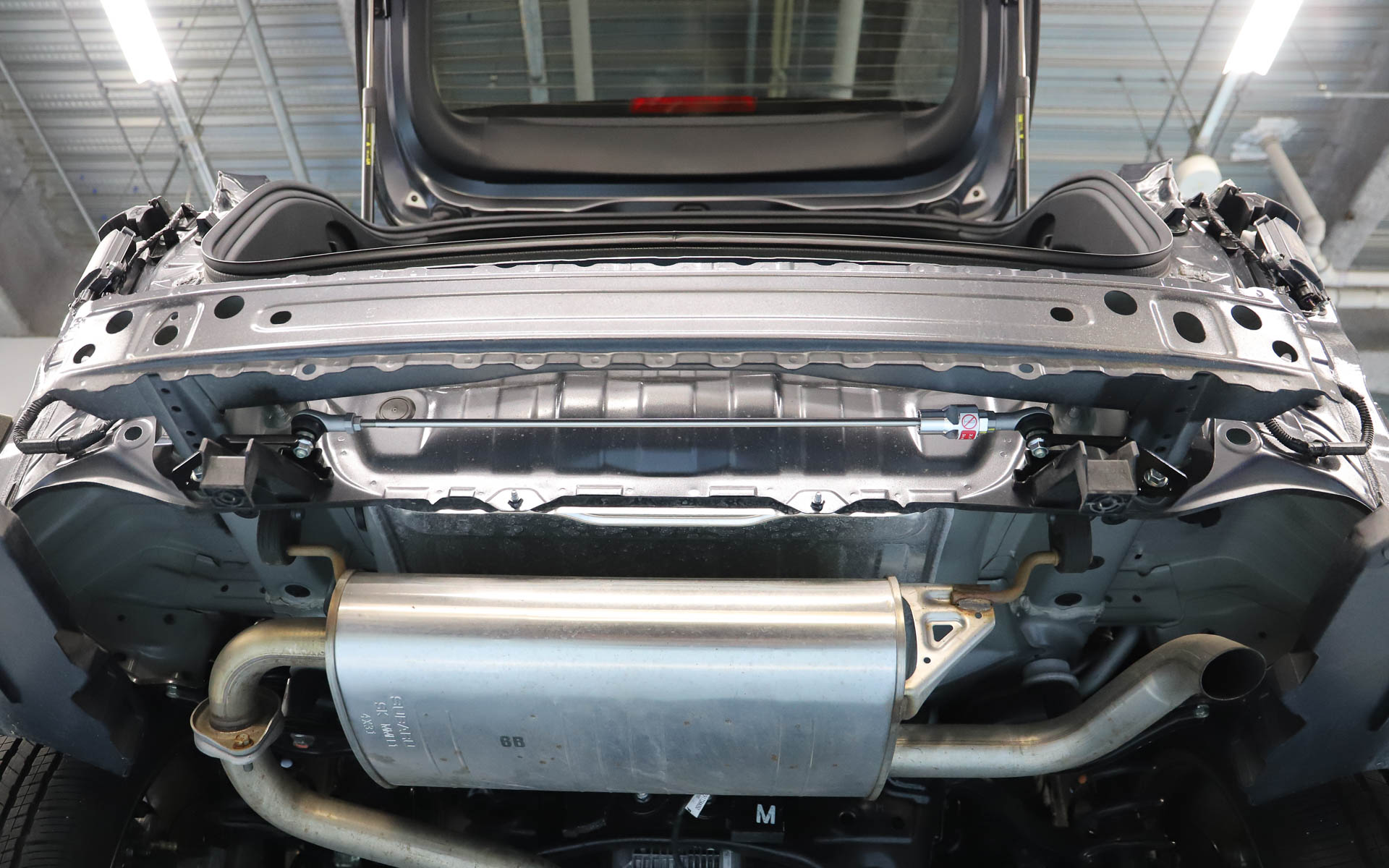 1時間もかからずに装着されたフレキシブルドロースティフナー リア