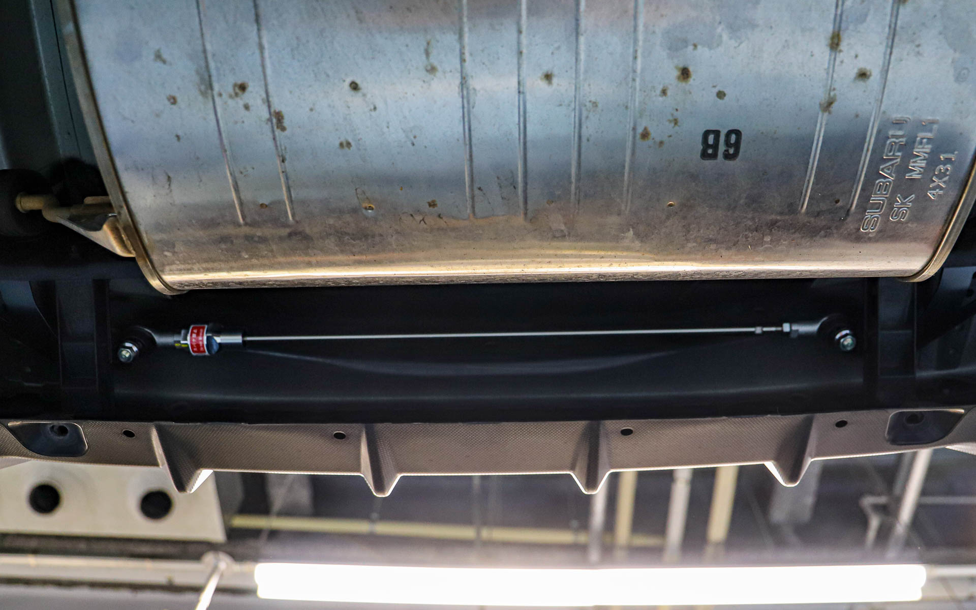 外したバンパーを付け直すと、バンパーの内側からでないと見た目にはわからない