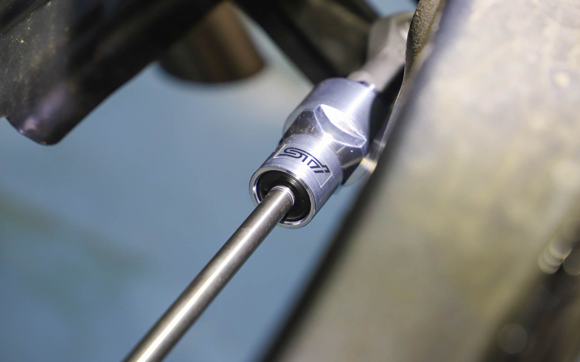 プリロードの調整は2mm程度が最適値で、これが5mmくらいになると剛性は上がるけれど操作性が過敏になるという。最後にものさしを使って調整を行なう