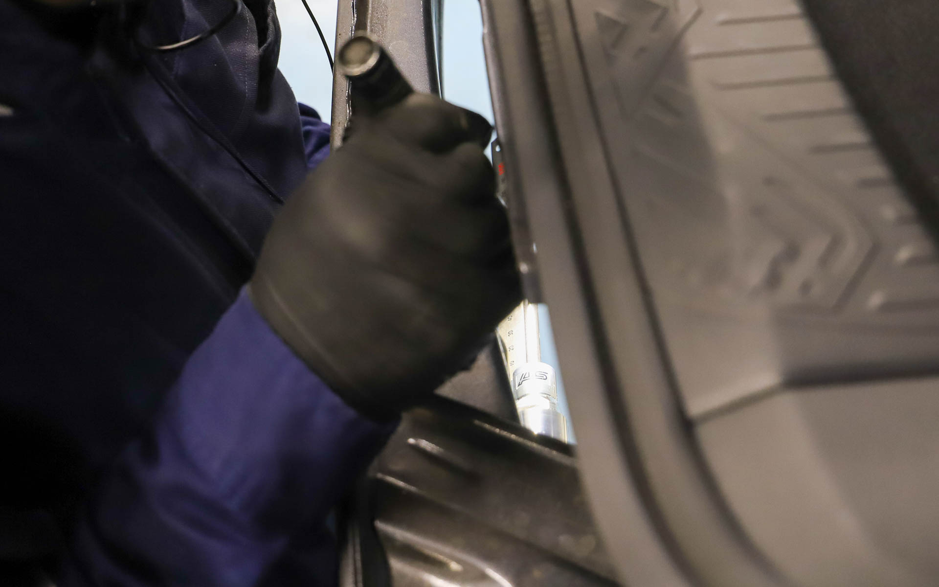 プリロードの調整は2mm程度が最適値で、これが5mmくらいになると剛性は上がるけれど操作性が過敏になるという。最後にものさしを使って調整を行なう