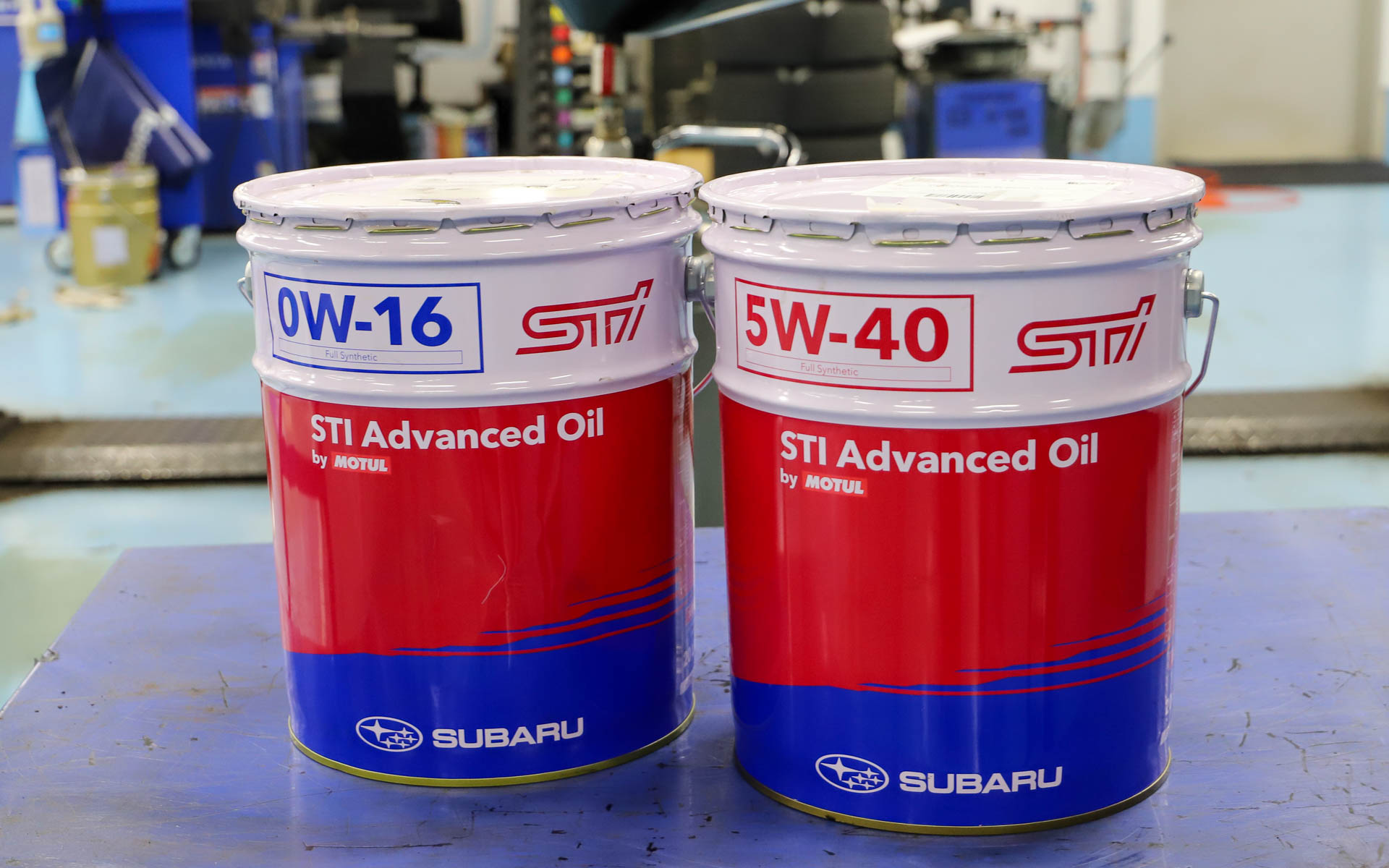 エンジンオイルはスバル純正の「SUBARU STI Advanced Oil 0W-20」。フィルターも新品にしたので、交換したオイル量は4.5Lくらい。メカニックの三上嵩さんいわく、4000km以上走っても「オイルの状態はまだまだきれい」。普通は5000～1万kmの間で汚れ具合を見ながら交換するとのことだった。筆者的にはかなり走らせたから、そろそろ交換してもいいと思ったのだが、ストロングハイブリッドだからエンジンにあまり負荷がかからないのかもしれない
