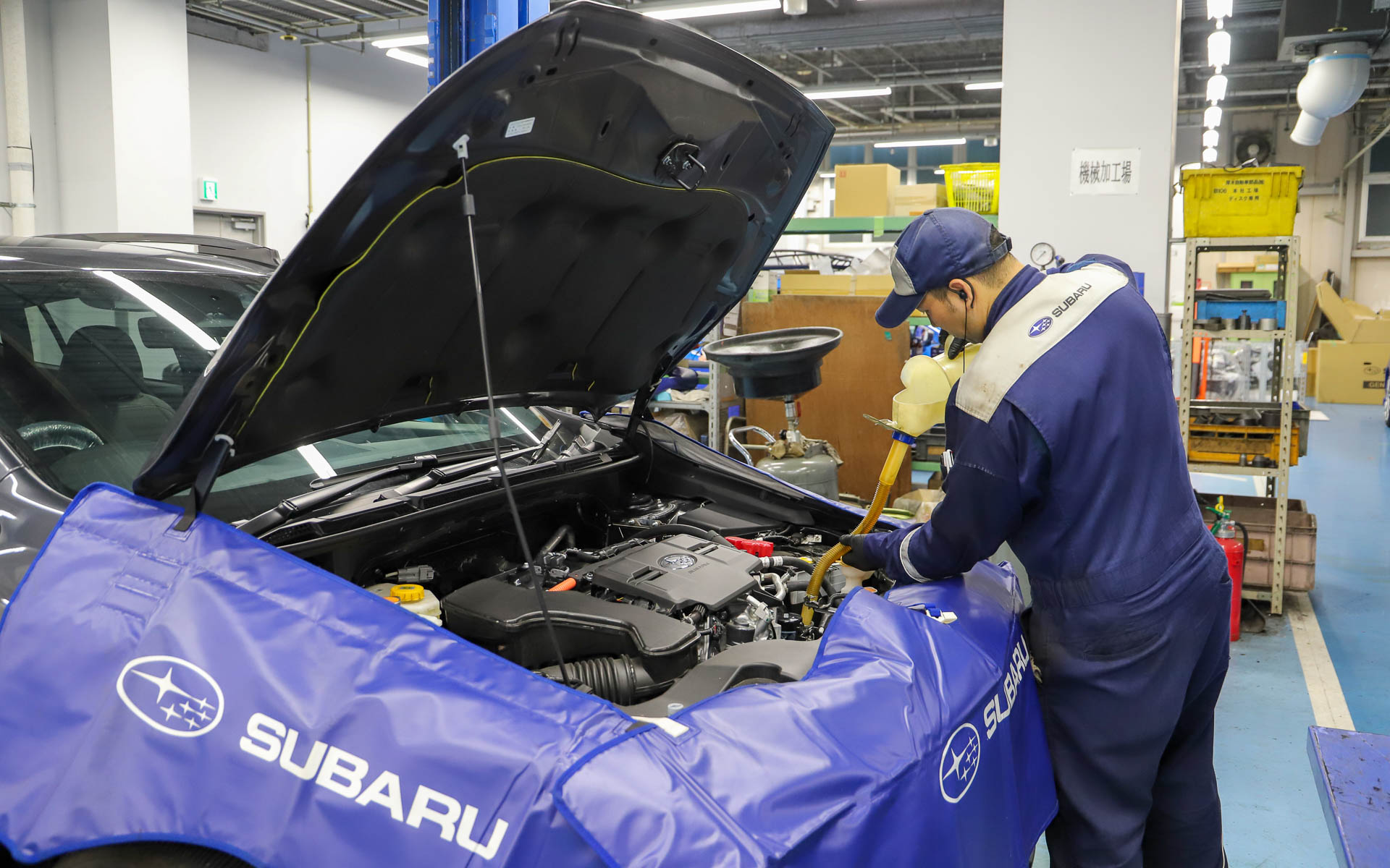エンジンオイルはスバル純正の「SUBARU STI Advanced Oil 0W-20」。フィルターも新品にしたので、交換したオイル量は4.5Lくらい。メカニックの三上嵩さんいわく、4000km以上走っても「オイルの状態はまだまだきれい」。普通は5000～1万kmの間で汚れ具合を見ながら交換するとのことだった。筆者的にはかなり走らせたから、そろそろ交換してもいいと思ったのだが、ストロングハイブリッドだからエンジンにあまり負荷がかからないのかもしれない
