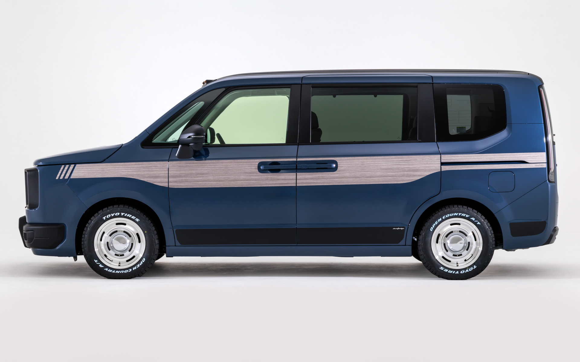 ステップワゴンの四角いスタイルを生かしつつアメリカンスタイルに仕上げた