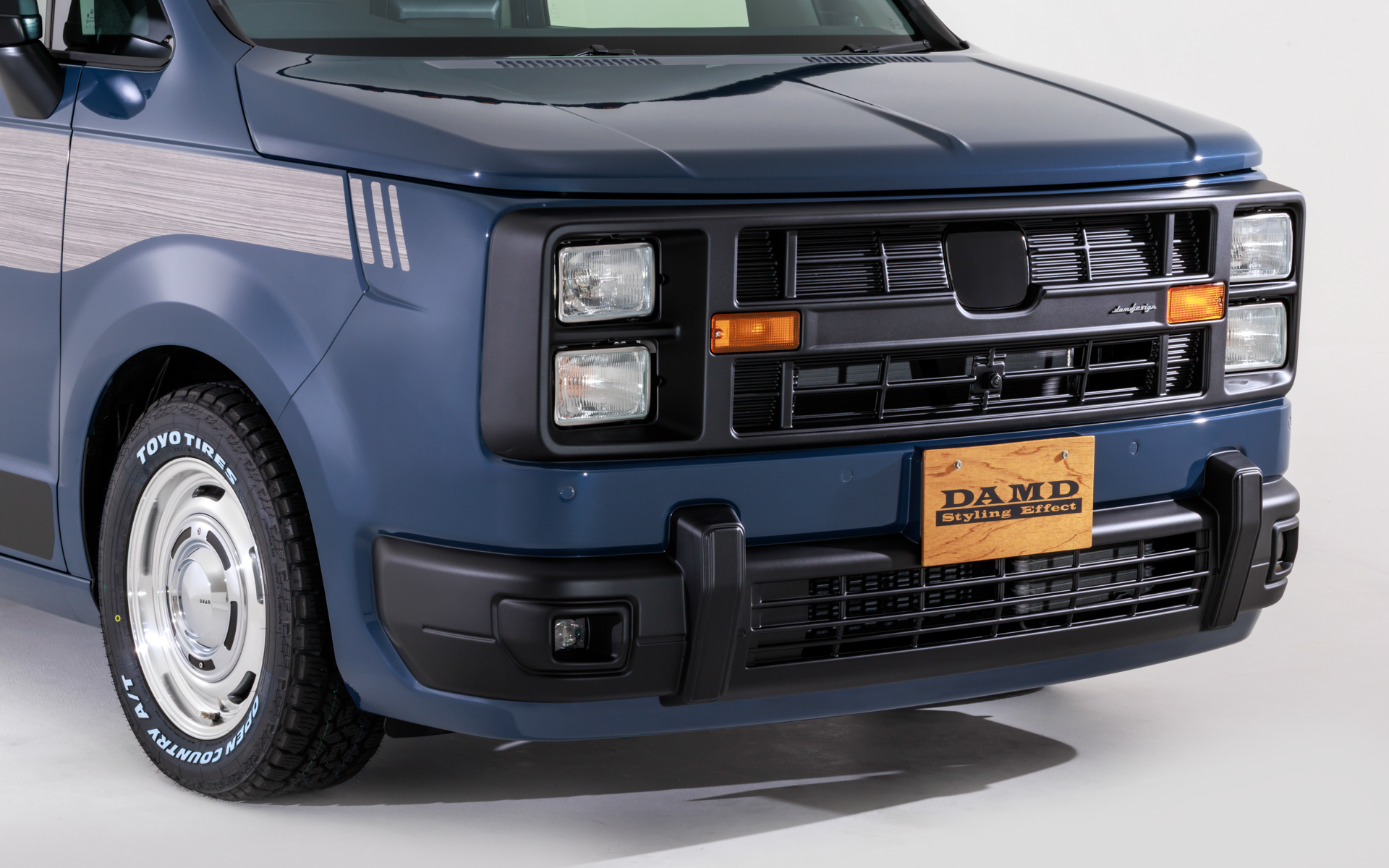 フロントグリル一体成型のフロントバンパーを開発。溝は塗分けがしやすい用にV溝ではなくL溝形状を採用することで、自分好みのカラーリングに仕上げられる