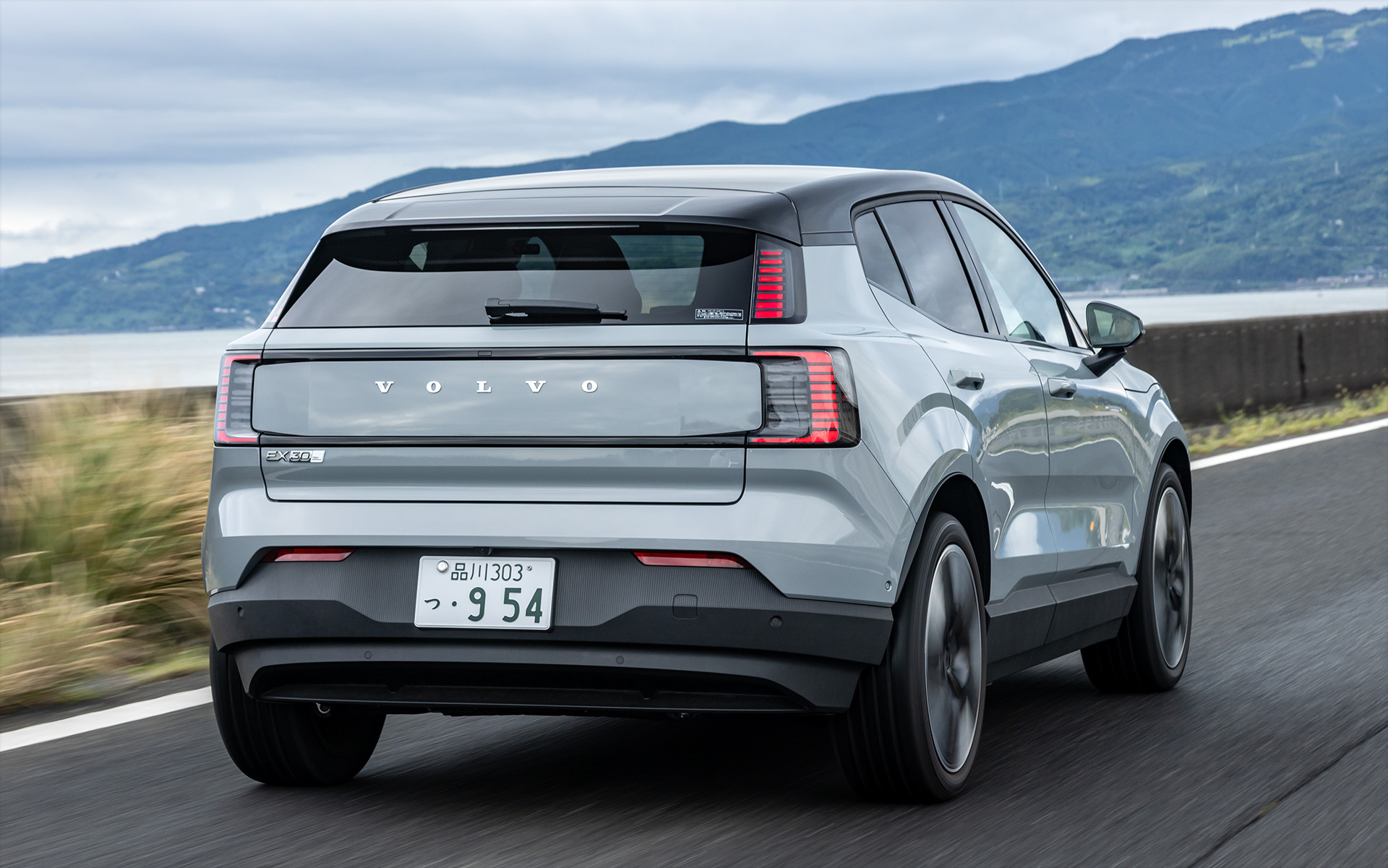 リアサスペンションの剛性はもう少しほしいところだ