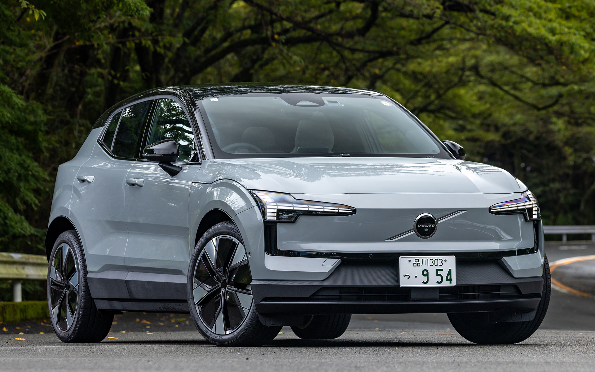 ボルボEX30 Ultra Twin Motor Performanceのボディサイズは4235×1835×1550mm（全長×全幅×全高）、ホイールベースは2650mm、最低地上高は175mm、車両重量1880kg、最小回転半径は5.4m