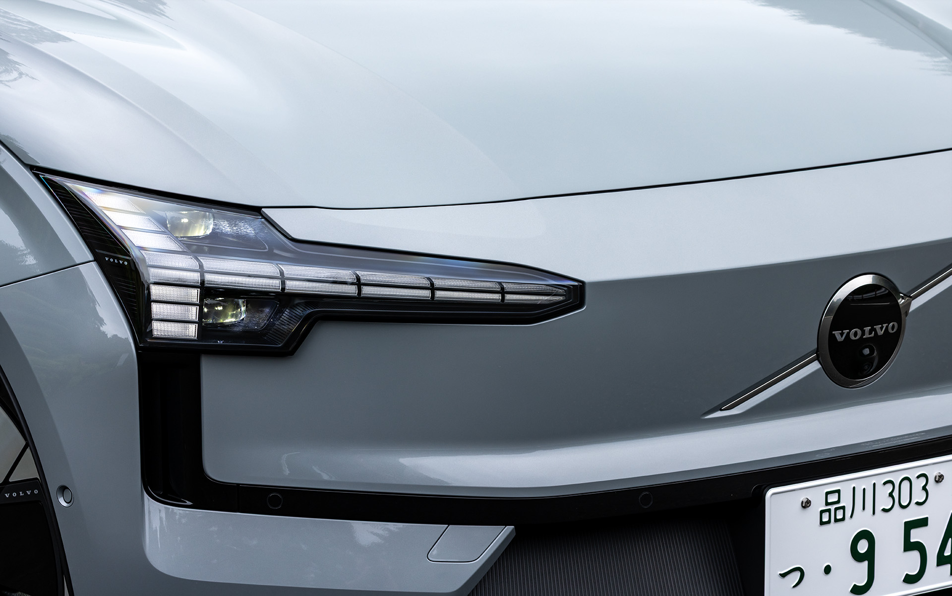 最近のボルボの象徴ともいえる「トールハンマーヘッドライト」を採用