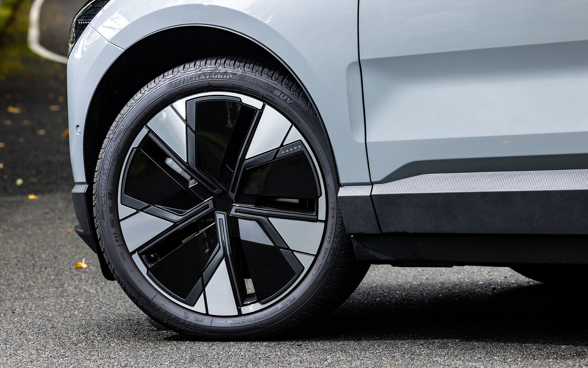 Ultra Twin Motor Performanceのホイールは20インチ×8.0Jの「5スポーク・エアロホイール」を標準装備。カラーはダイヤモンドカット/ブラック。装着タイヤはグッドイヤーの「エフィシェントグリップ パフォーマンス SUV」でサイズは前後とも245/40R20