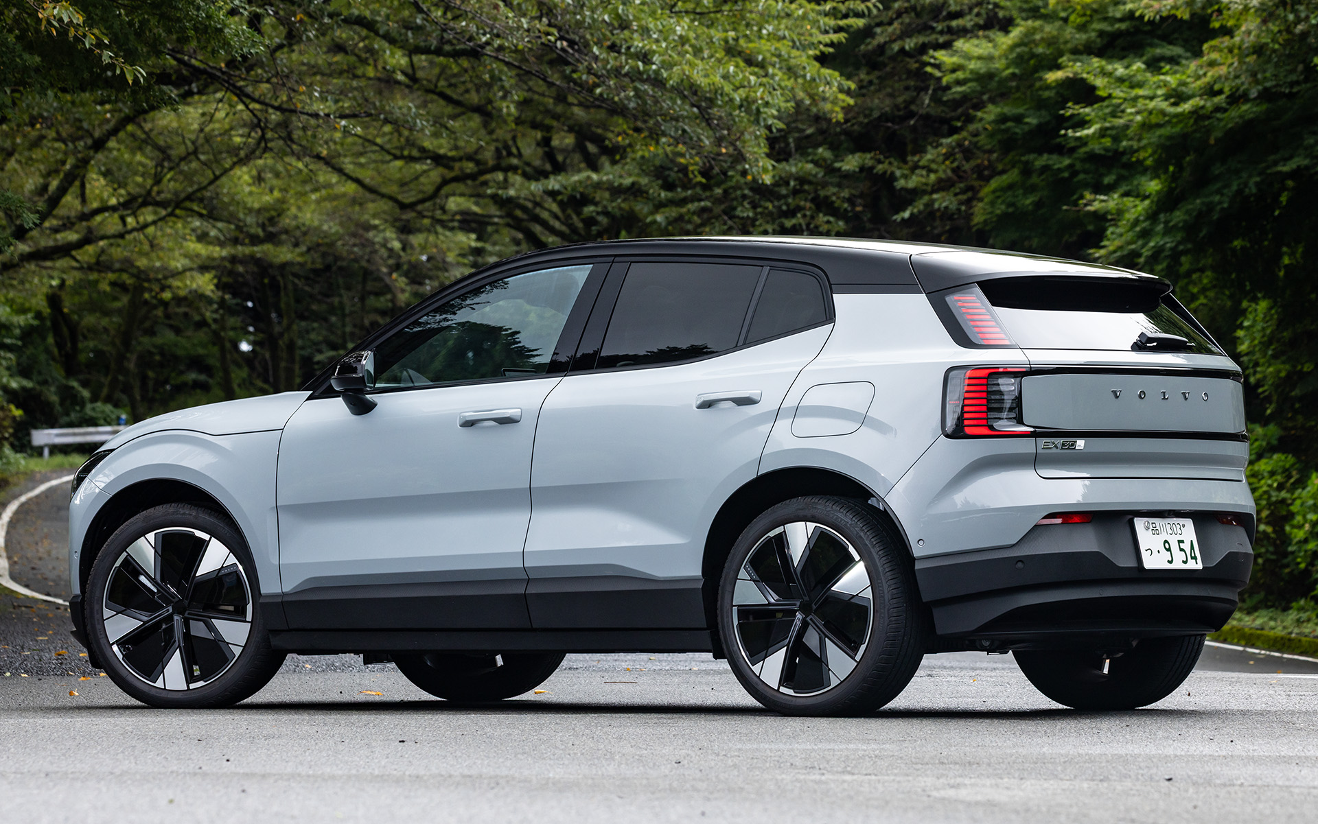 試乗車のボディカラーはヴェイパーグレーメタリック。価格は629万円でオプションのドライブレコーダー（17万3250円）、UV＆IRカットフィルム（4万9500円）が追加され、総額651万2750円