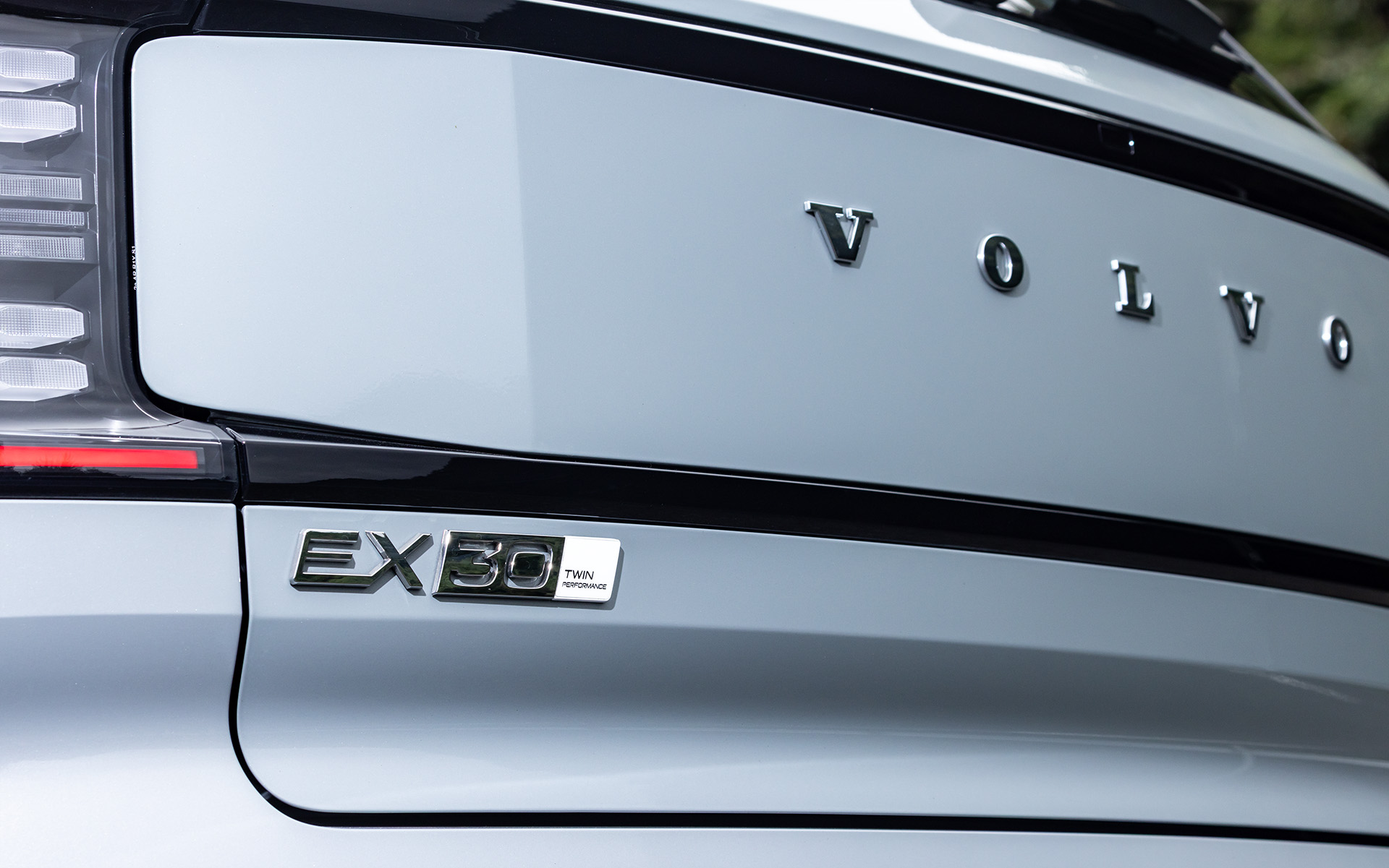 リアには「Twin Motor」の文字が刻まれたプレートがあしらわれる