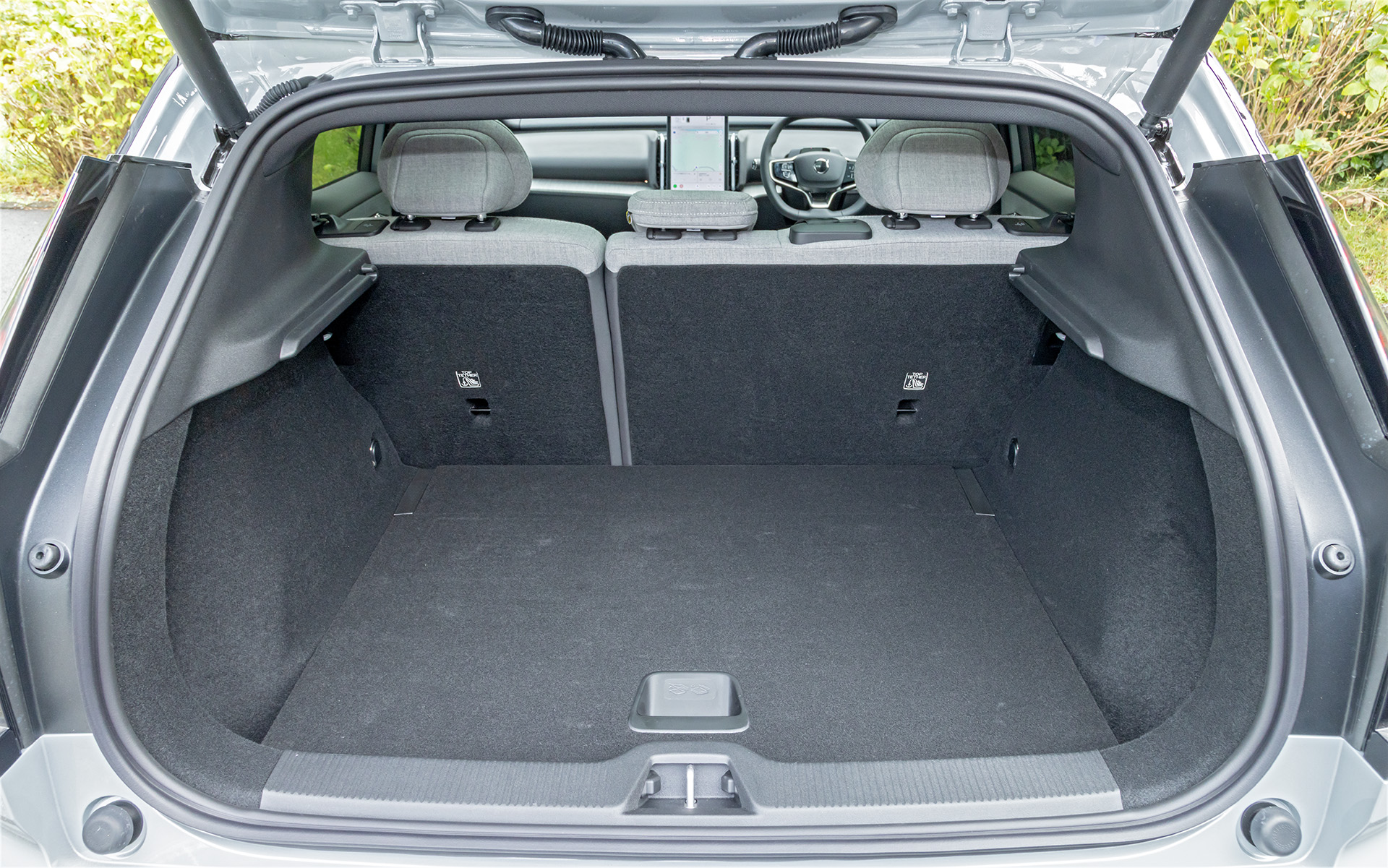 ラゲッジスペース容量は318Lを確保。また後席の背もたれを倒せば、荷室床下の61Lの収納スペースと合わせて、最大718Lまで拡張可能