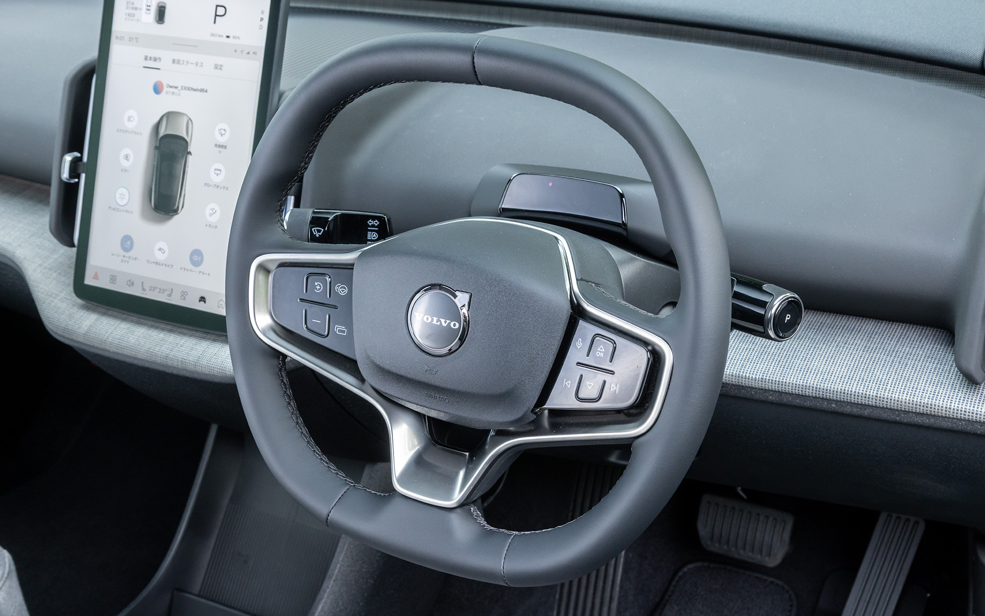 ステアリングの上にDMC（ドライバー・モニタリング・カメラ）を搭載。注意力散漫や疲労度を検知して警告する「ドライバー・アラート・コントロール」機能も完備