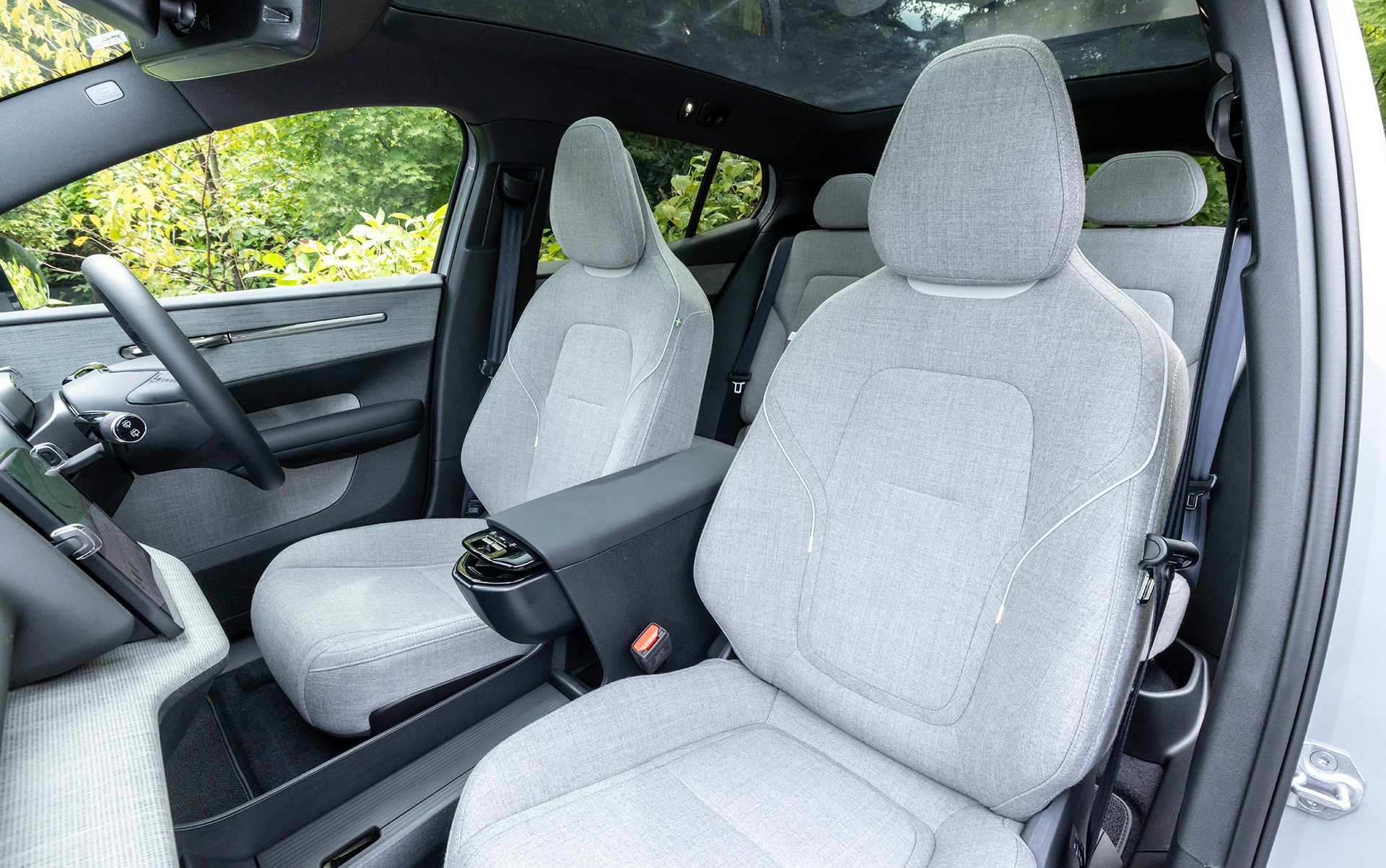 シート素材はテイラード・ウールブレンドで、シートカラーはミスト。運転席と助手席は8Wayパワーシートでシートヒーターも備える